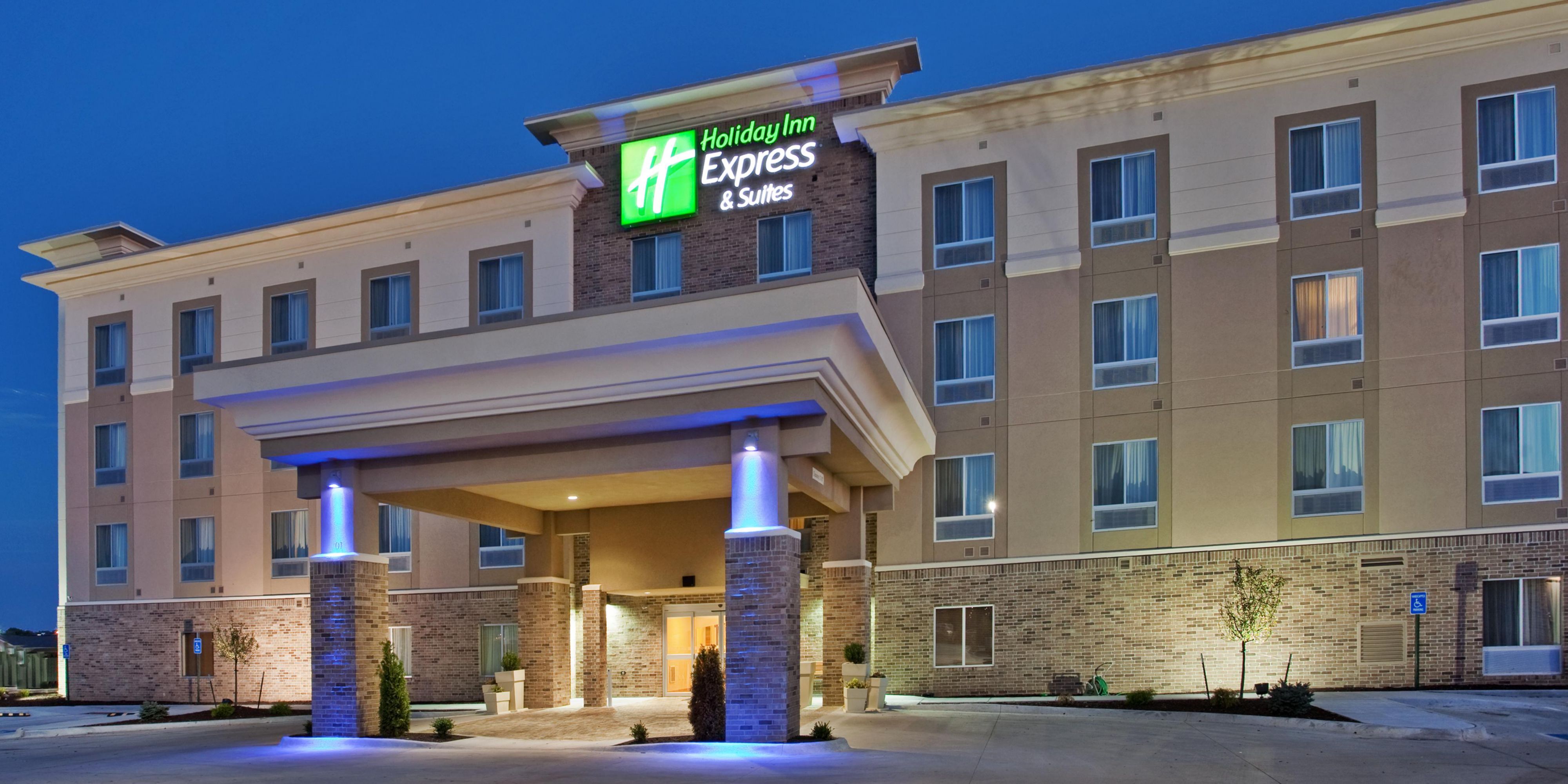 Holiday Inn Express & Suites Topeka North