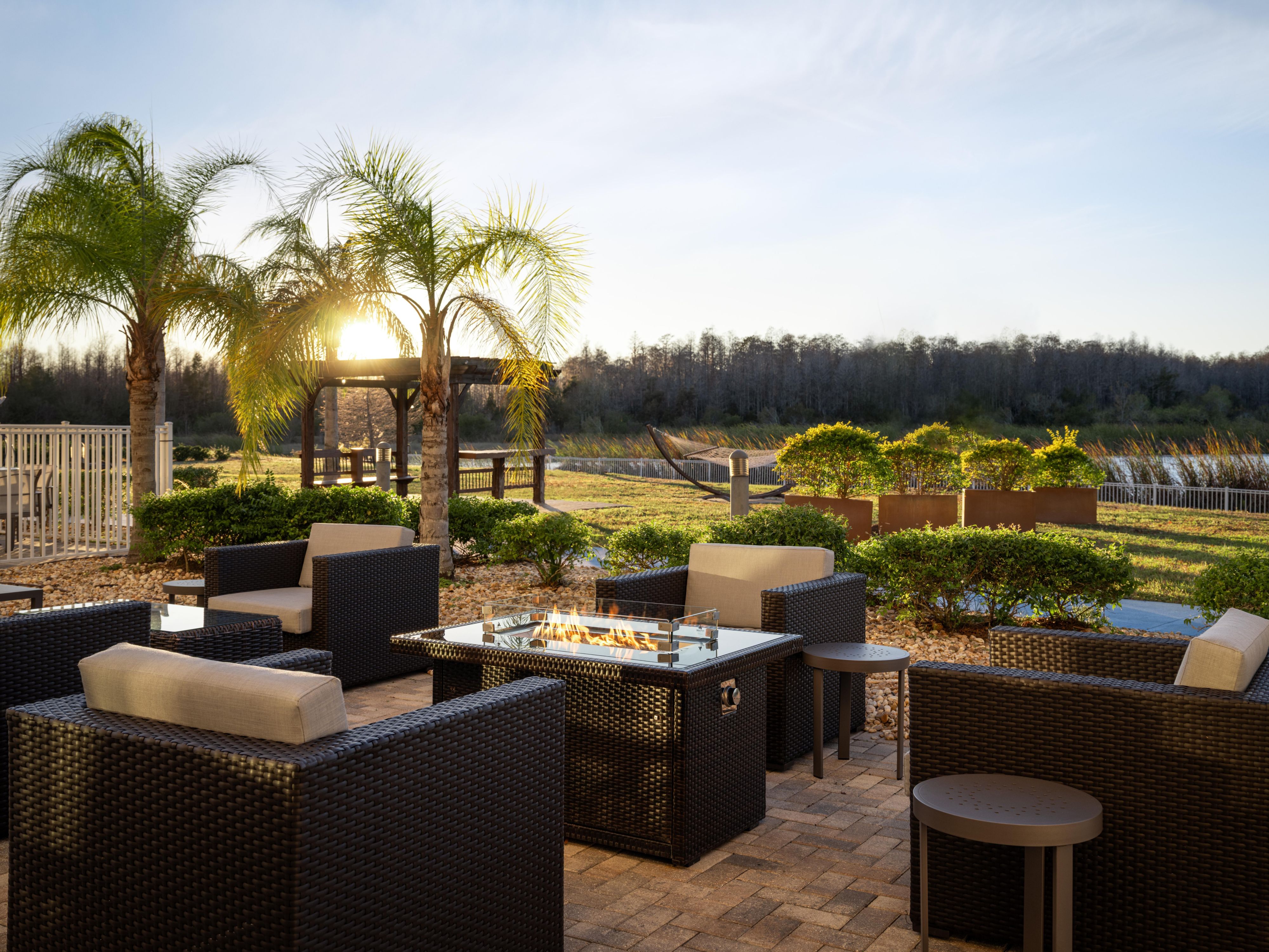 Water Front Patio Lounge dengan Grills dan Fire Pit