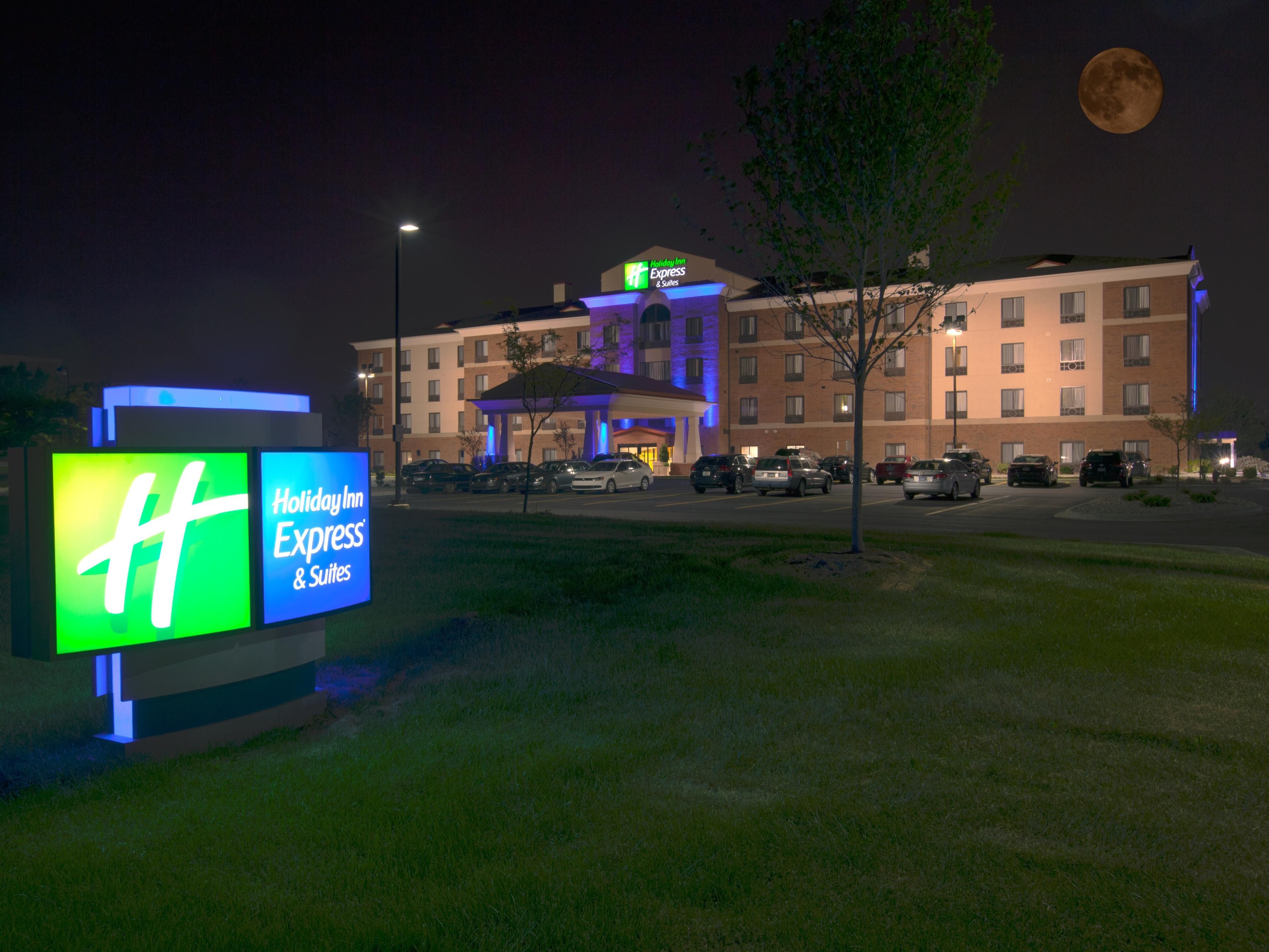 Troy Hotels near Detroit Zoo | Holiday Inn Express & Suites Detroit