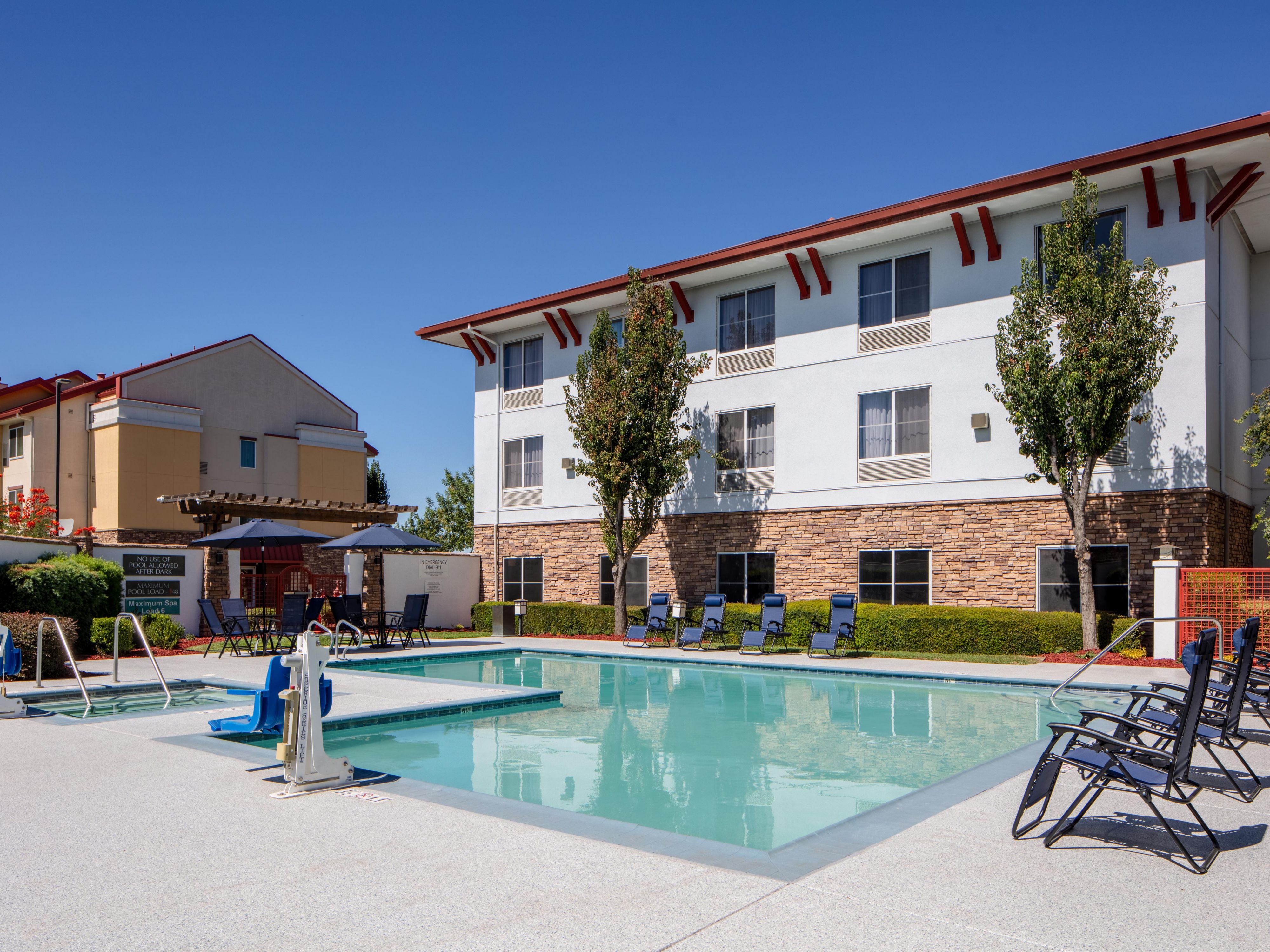 Holiday Inn Express, Turlock memiliki kolam renang TERBAIK dan Terbesar dibandingkan hotel lainnya! Kolam renang dan spa kami dikelilingi oleh Pohon Palem yang tinggi - memberikan tamu kami perasaan liburan Tropis saat mengunjungi Central Valley! Dinding beton pelindung membuat area kolam kami terbatas dan pribadi. Pesan masa inap Anda berikutnya dan nikmati kolam sebening kristal kami!