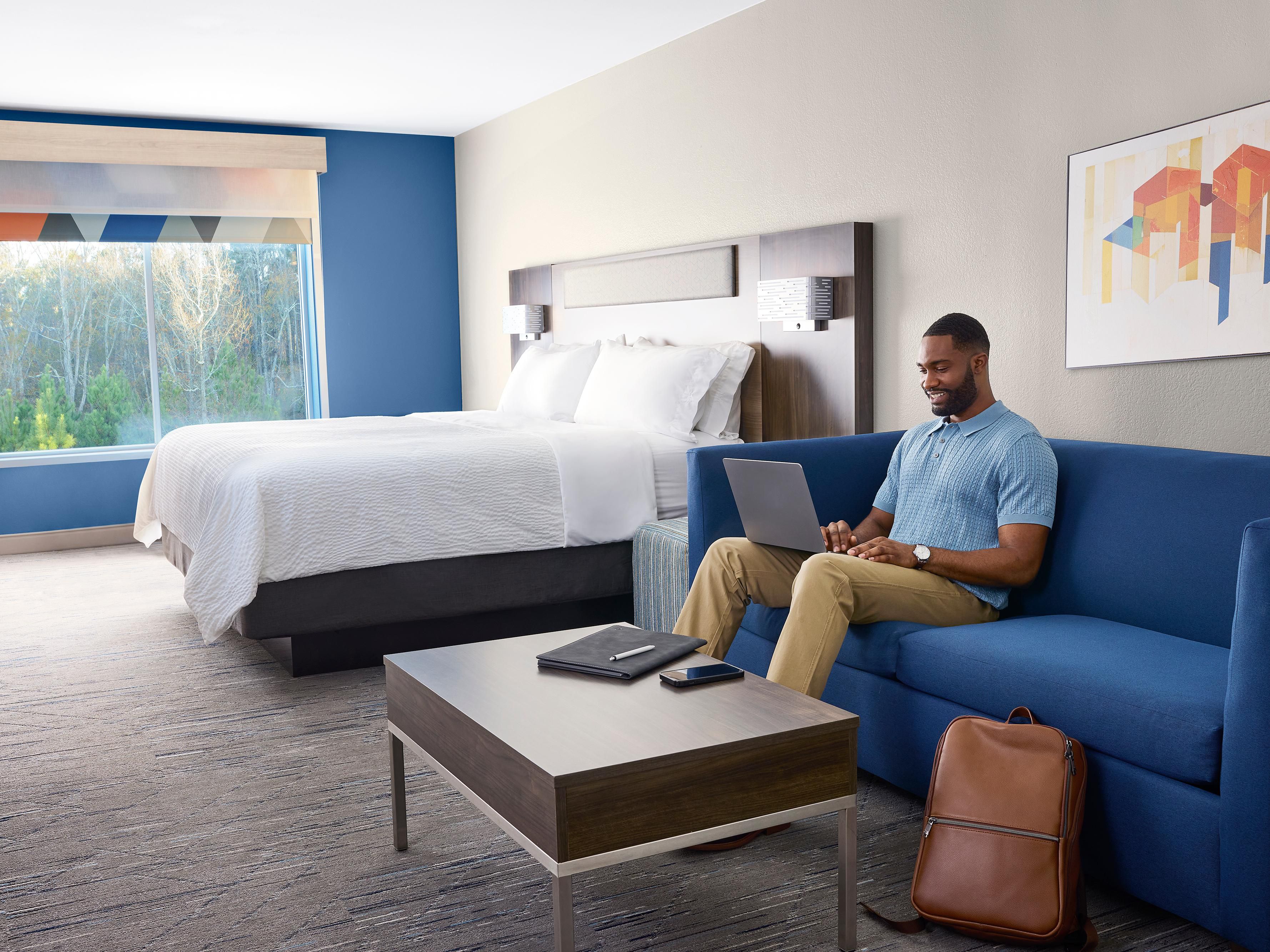 غرفة نزلاء بسرير كبير جداً