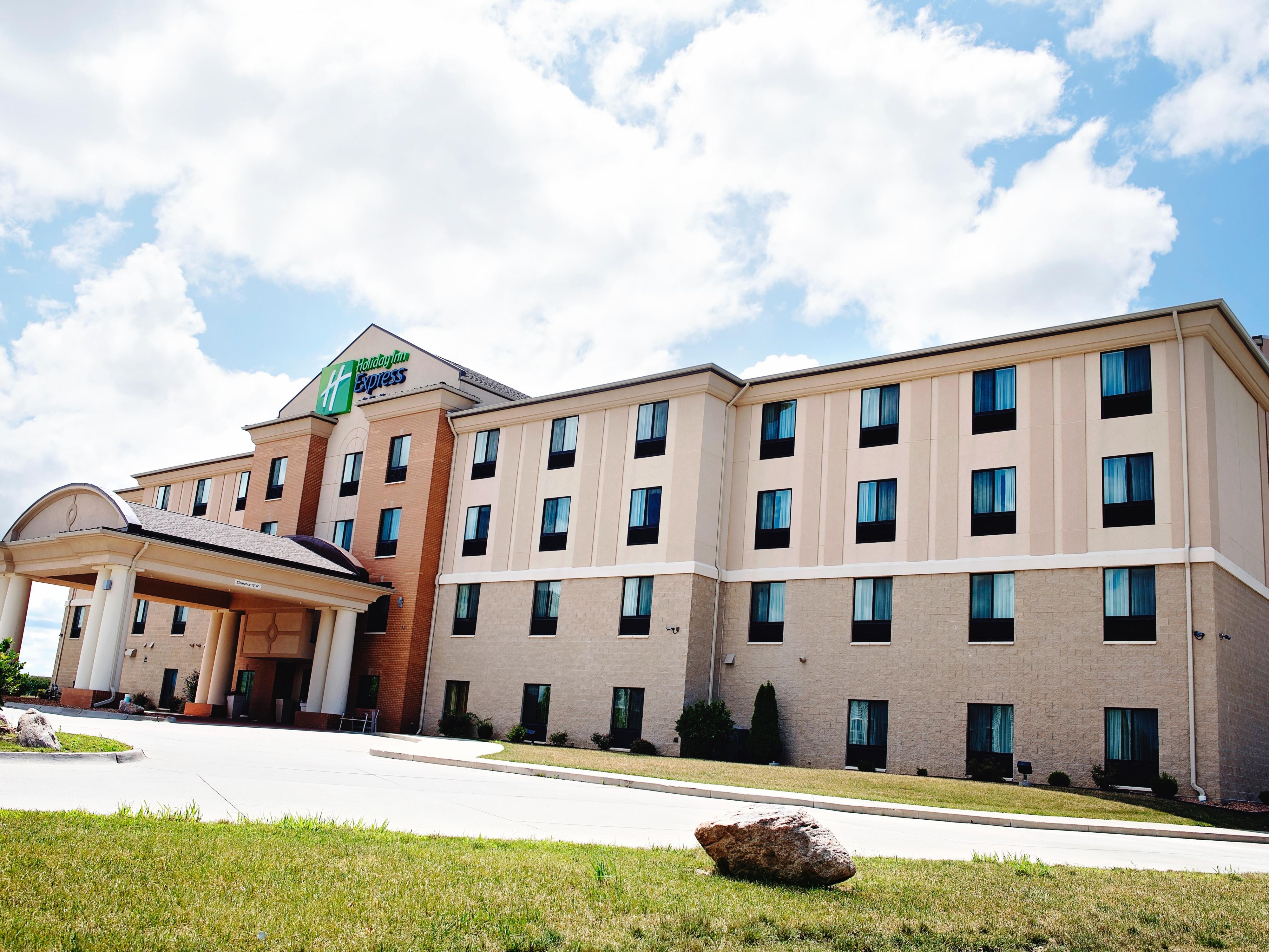 Whether you're staying with us for a business trip or a fun family leisure escape, always enjoy complimentary self-parking!