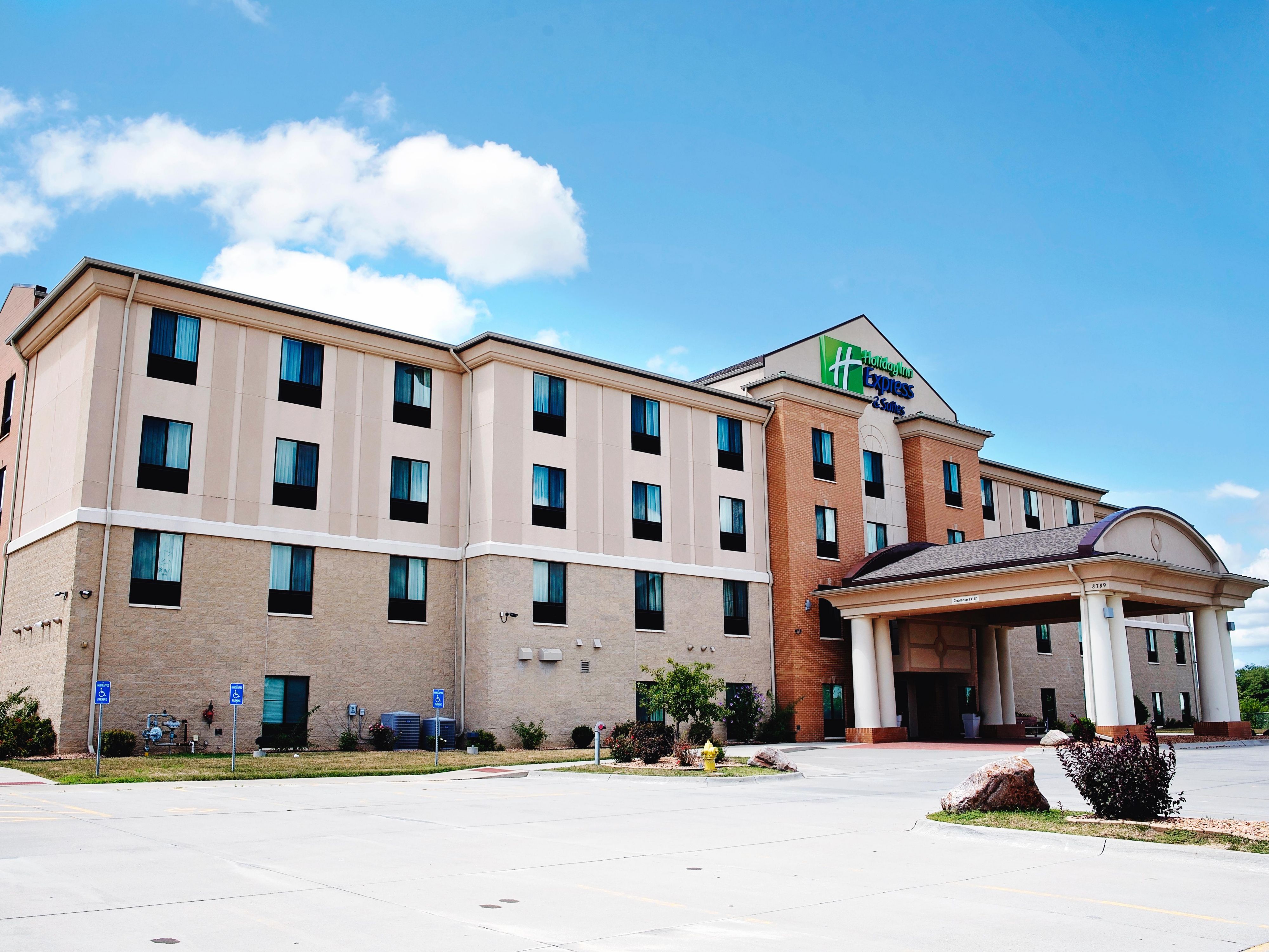 Affordable Hotels in Urbandale, Iowa | Holiday Inn Express & Suites