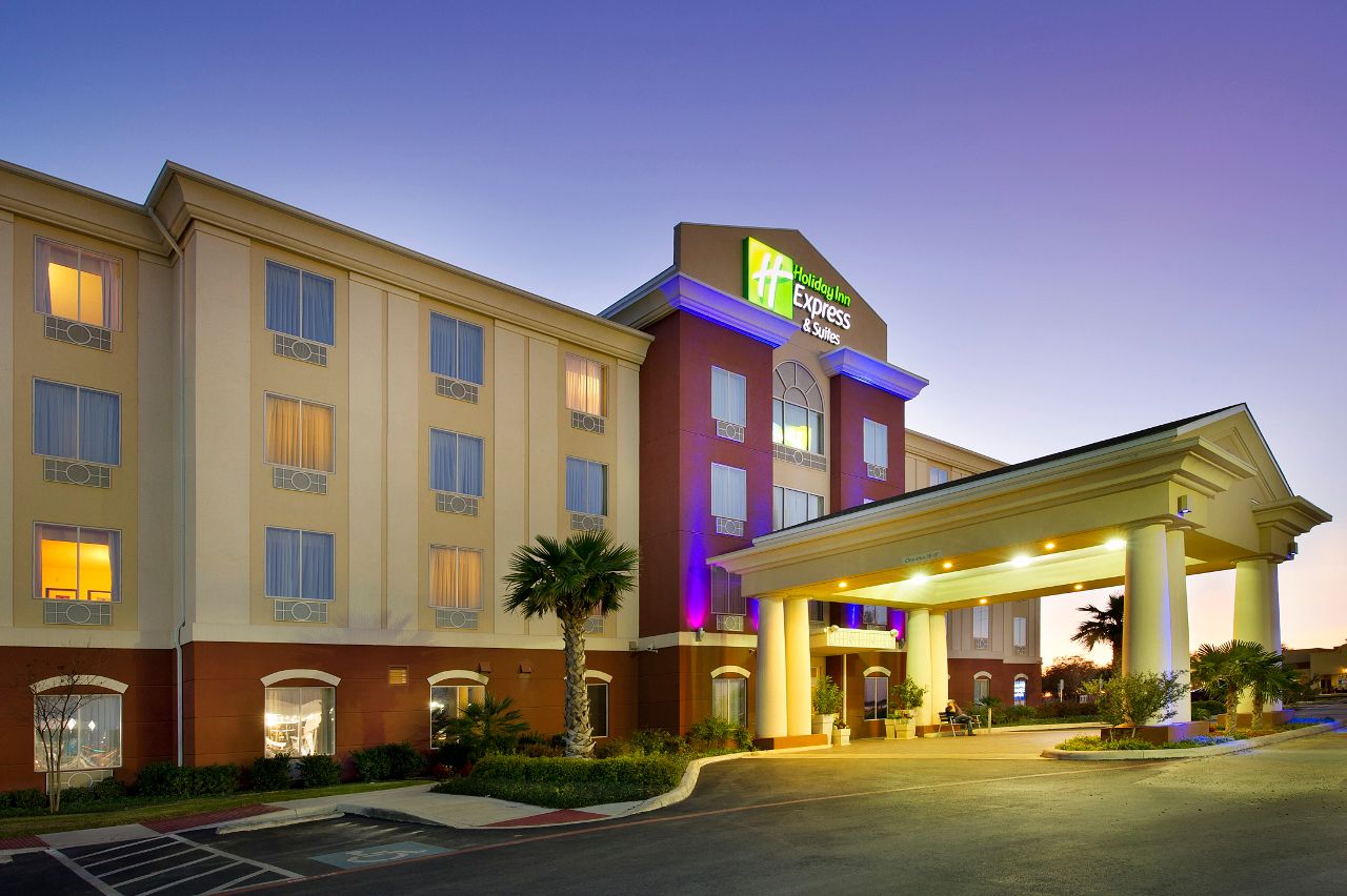 Holiday Inn Express & Suites Uvalde