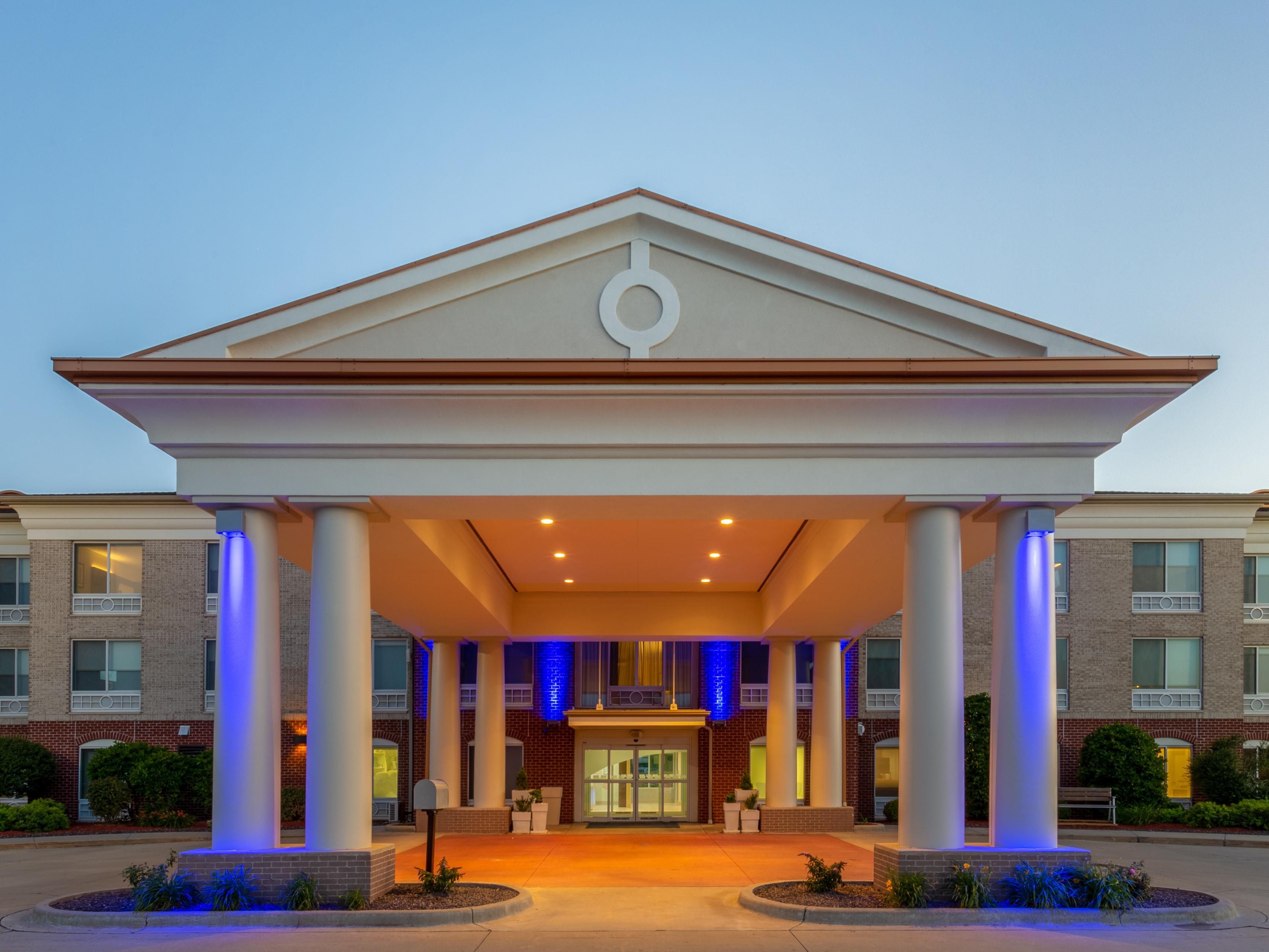 Recharge at our pet-friendly hotel in Vandalia, IL, offering the amenities that matter most. Relax in our heated indoor pool and hot tub, stay productive in our 24-hour business center, host your next event in our meeting space, and enjoy a complimentary hot breakfast. Everything you need for a comfortable and convenient stay is right here.