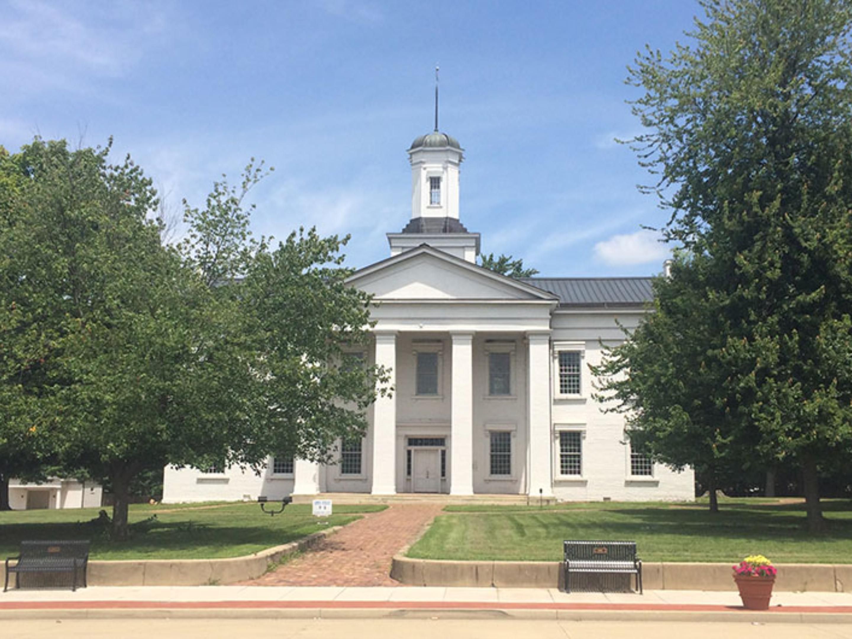 يُعد Vandalia State House ، الذي تم بناؤه في 1836 ، المبنى الرابع للعاصمة في إلينوي. وهو أيضًا أقدم مبنى في ولاية إلينوي على قيد الحياة ، حيث اختفت جميع المباني الأولى والثانية والثالثة. تدير ولاية إلينوي مبنى الولاية المصمم على الطراز الفيدرالي كنصب تذكاري لريادة إلينوي منذ سنوات 1933.