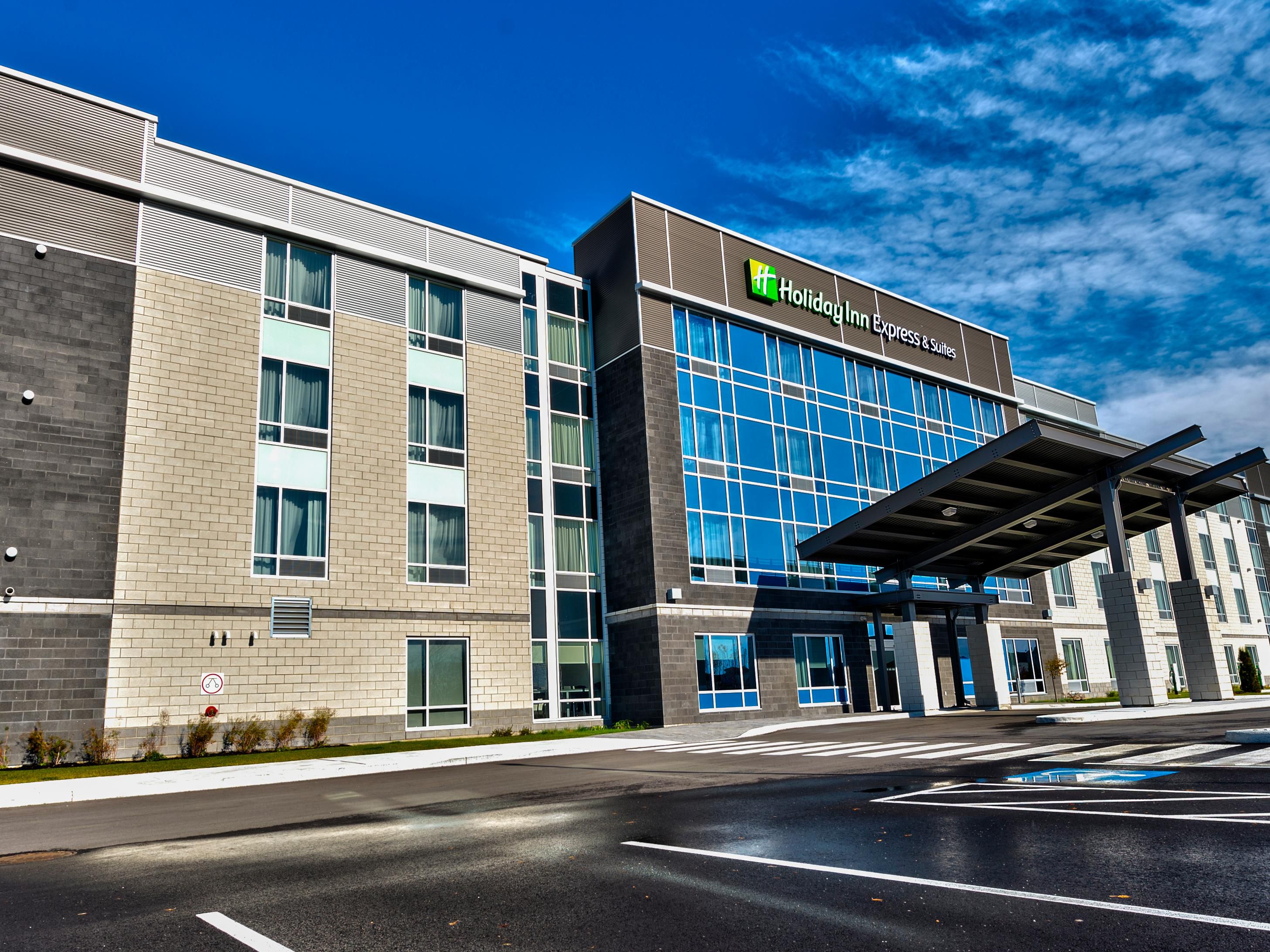 Holiday Inn Express & Suites Vaudreuil - Dorion Hotel by IHG