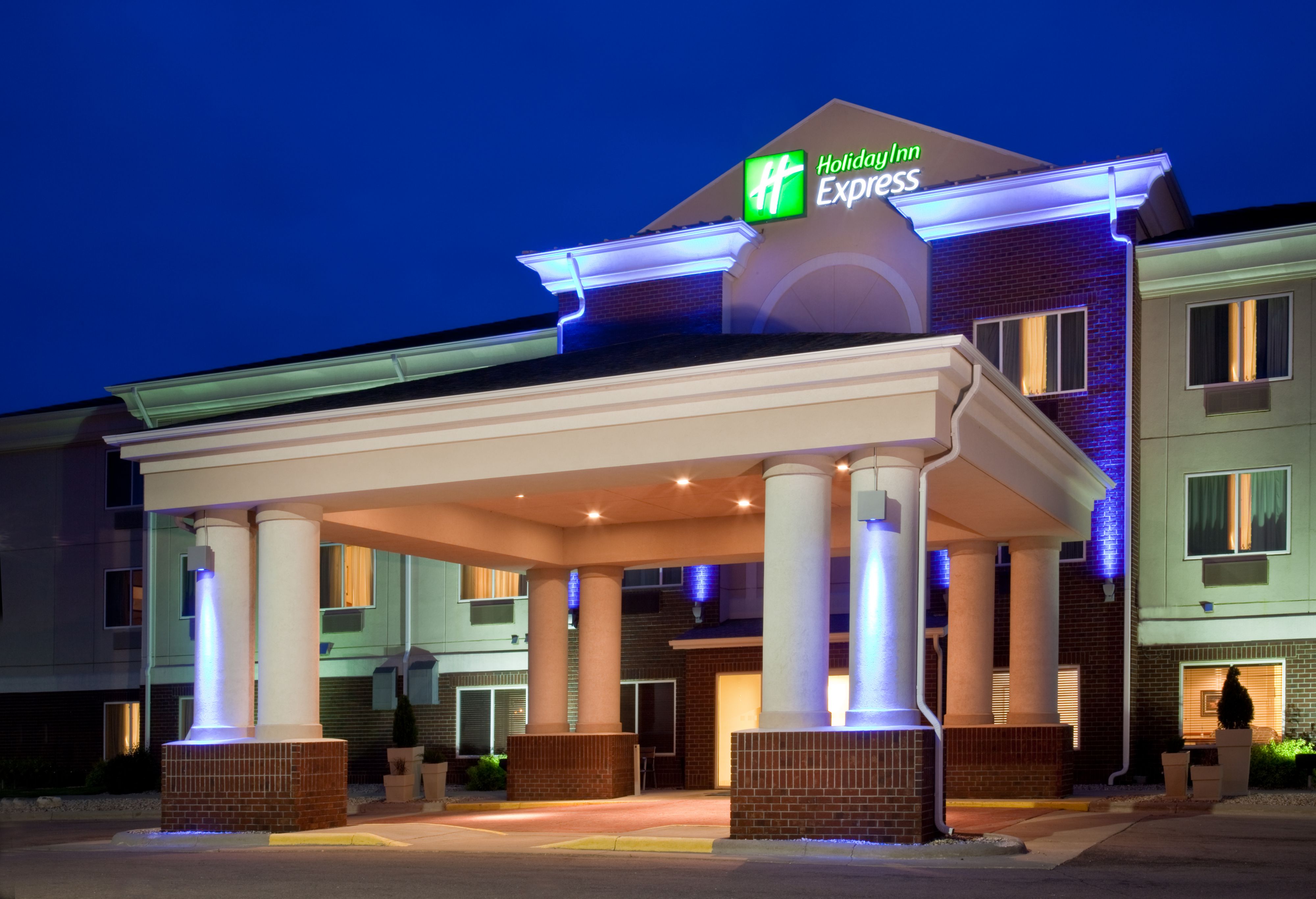 Holiday Inn Express & Suites 朱红