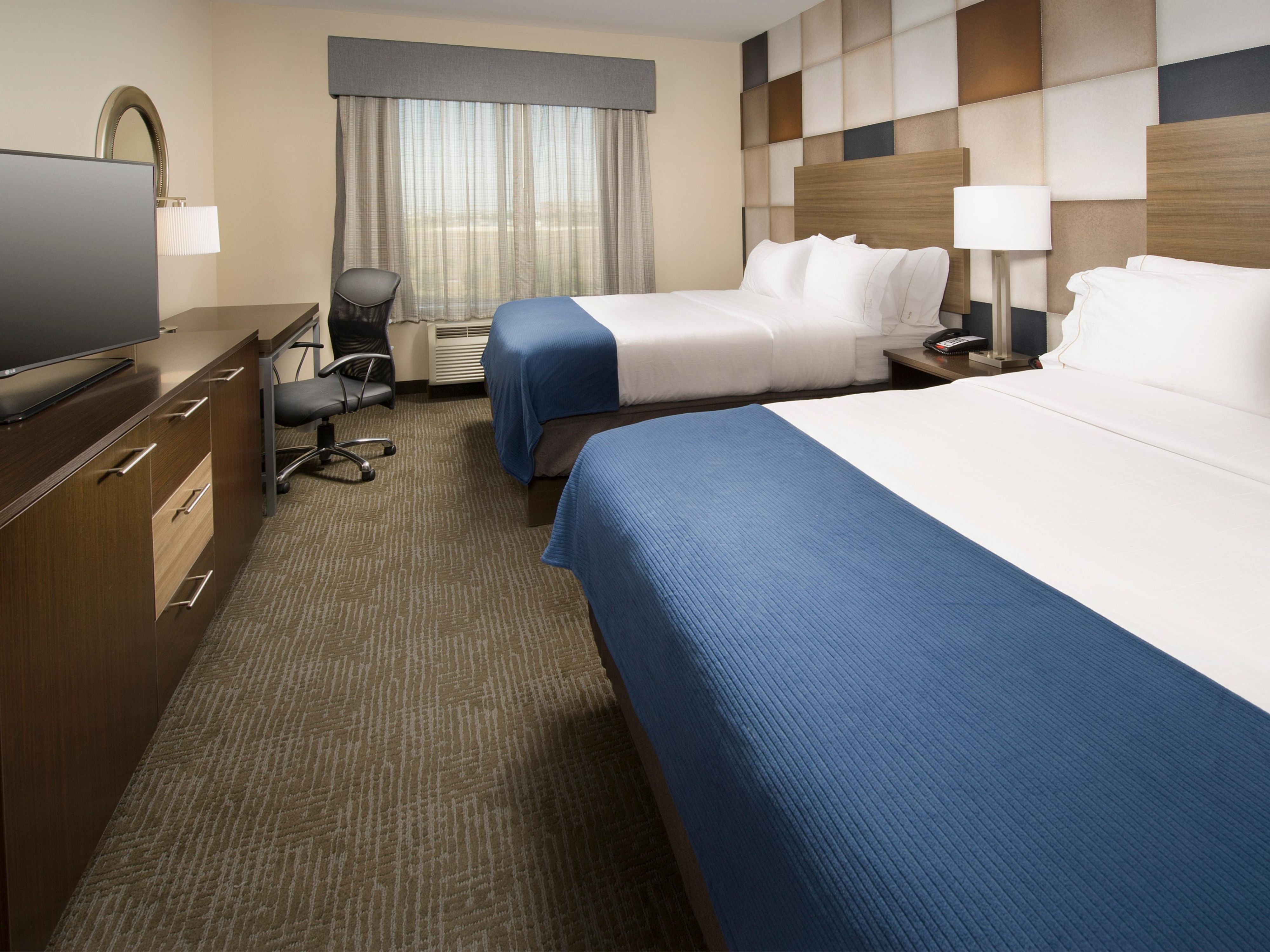 Queen Bed Guest Room, Holiday Inn Express & Suites Waco South