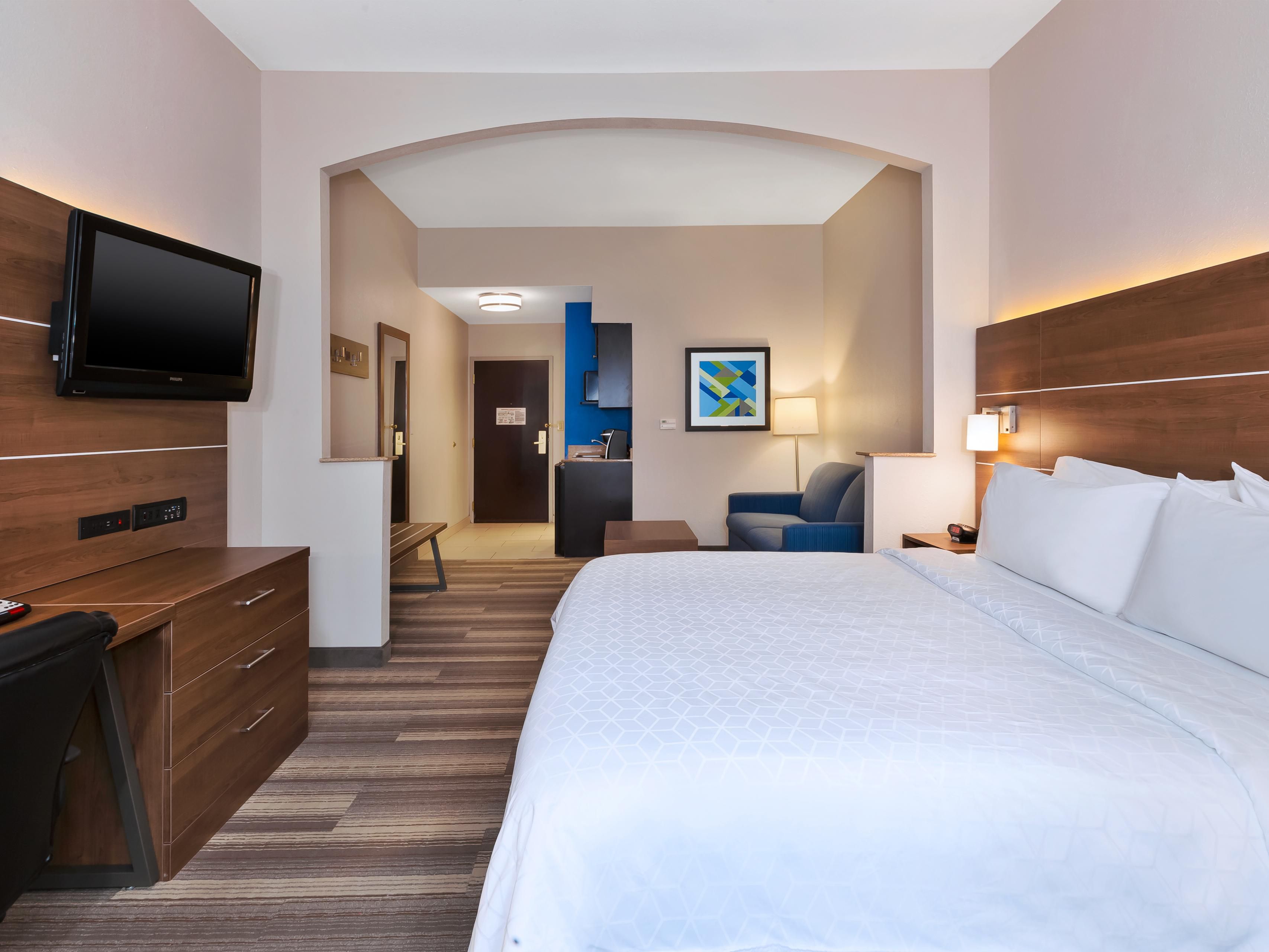1 King Bed Suite Nonsmoking
