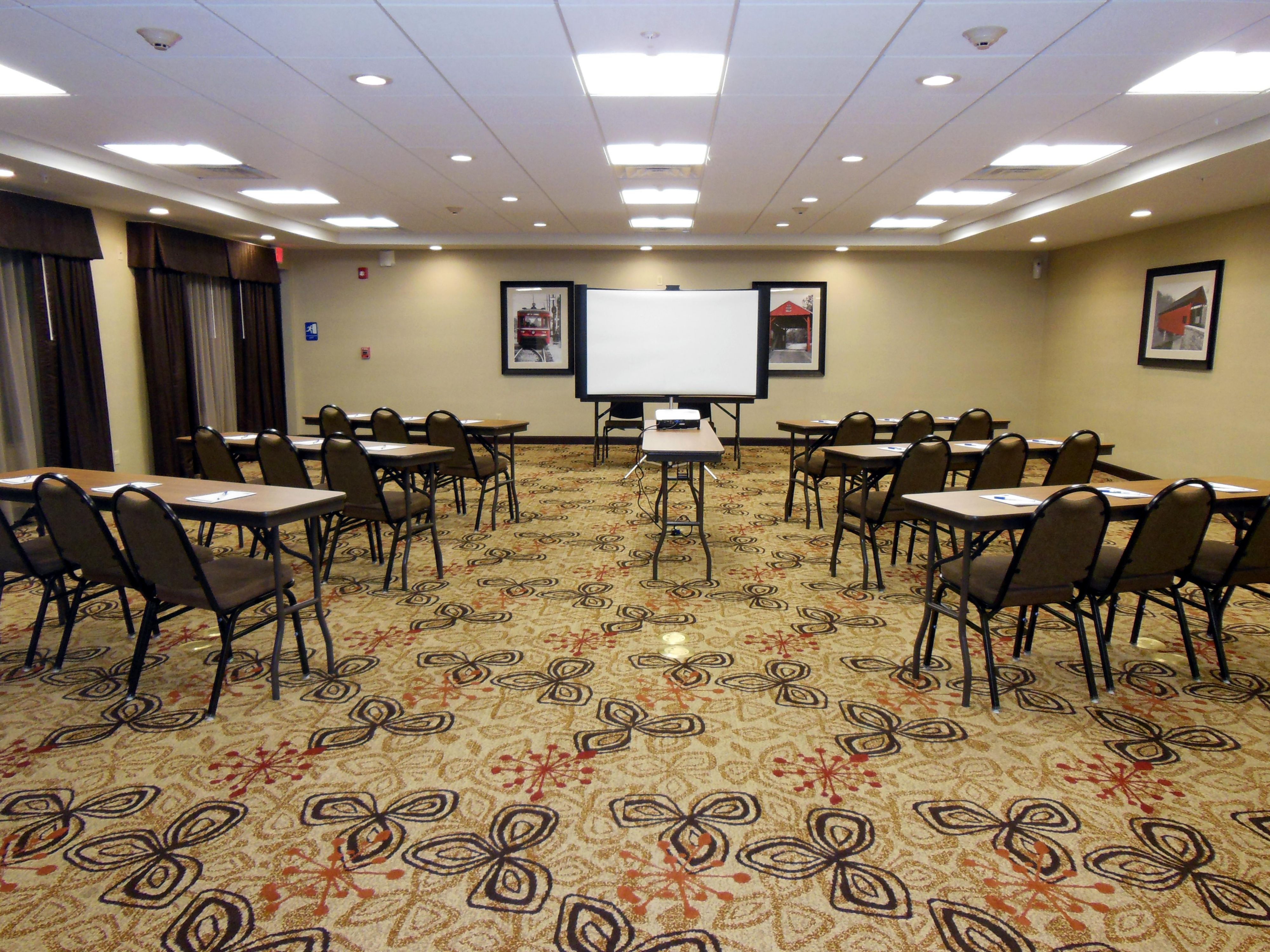 El Holiday Inn Express & Suites Meadowlands ofrece descuentos para grupos, equipos, bodas y uso de espacios para reuniones. Contamos con un gran servicio de transporte para llevar a todos a cualquier evento, restaurante y actividad recreativa en el área local de Washington, PA. Ven o llama al hotel hoy para hacer un recorrido, solicitar un presupuesto o hacer cualquier otra pregunta. ¡Estamos siempre disponibles! 