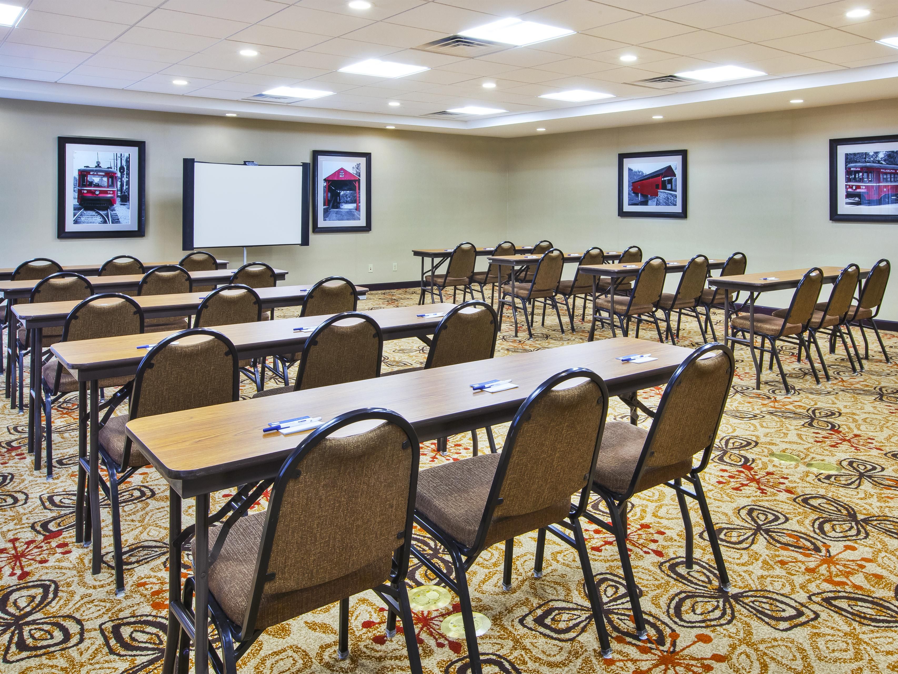 Host corporate events and social gatherings in our flexible meeting spaces. Our 500 sq. ft. meeting room seats up to 40 guests and our boardroom comfortably seats 12 with an executive table and views of Racetrack Boulevard. With essential amenities and exceptional service, we make ordinary meetings extraordinary! 