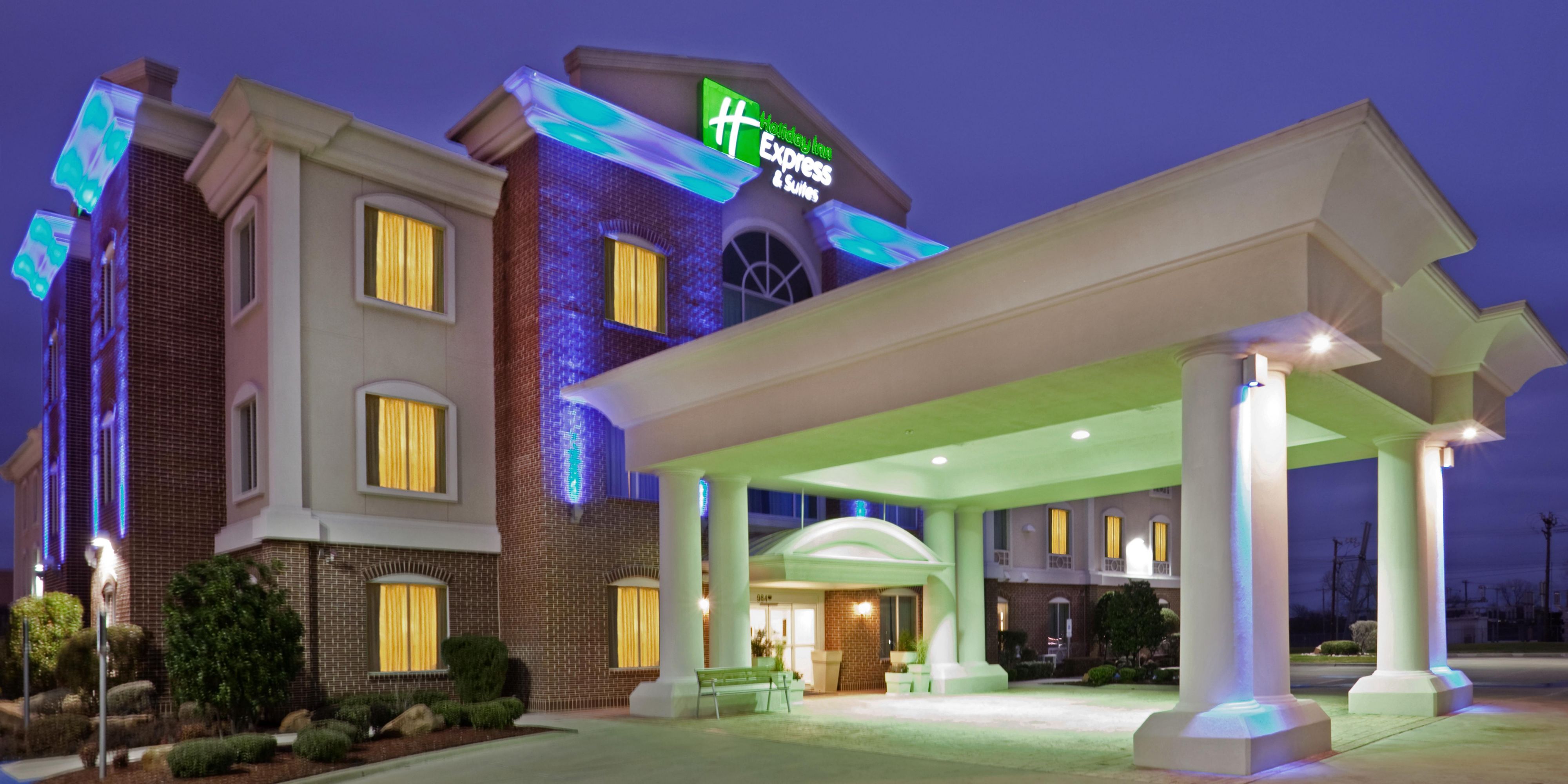 Newly Renovated Hotel in the Heart of Waxahachie giving you a modern, updated style of hotel to fit all your travel needs! 