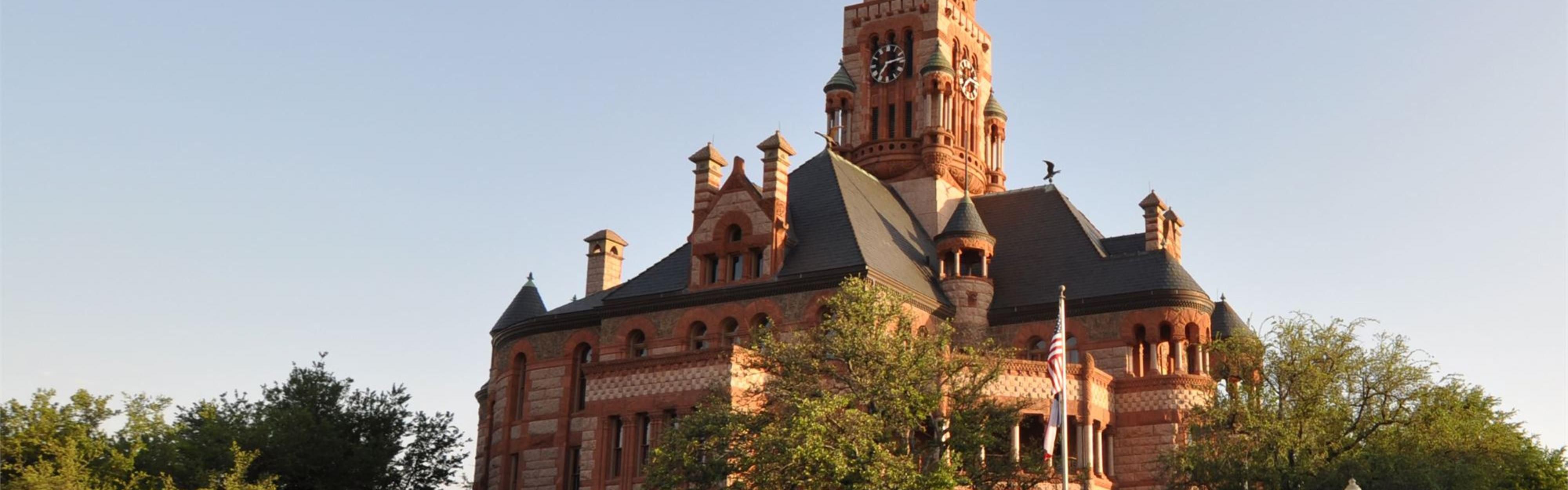 Jangan lupa untuk mengunjungi Gedung Pengadilan Ellis County.