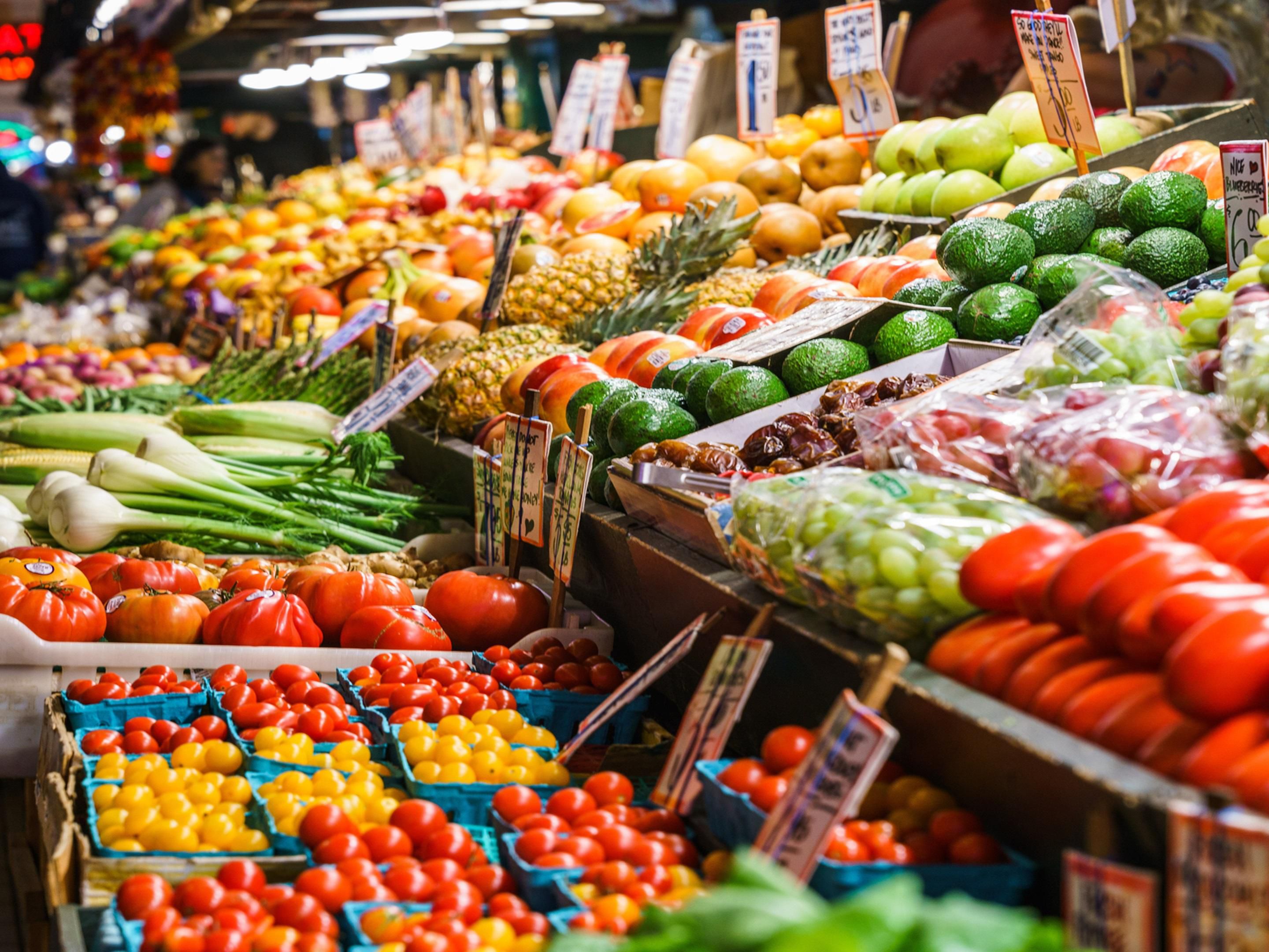 Conveniently located near the Welland Farmer’s Market, guests can explore a vibrant selection of fresh fruits, vegetables, and flowers. Discover handmade local crafts, beautiful paintings, and delicious jarred goods from local vendors.