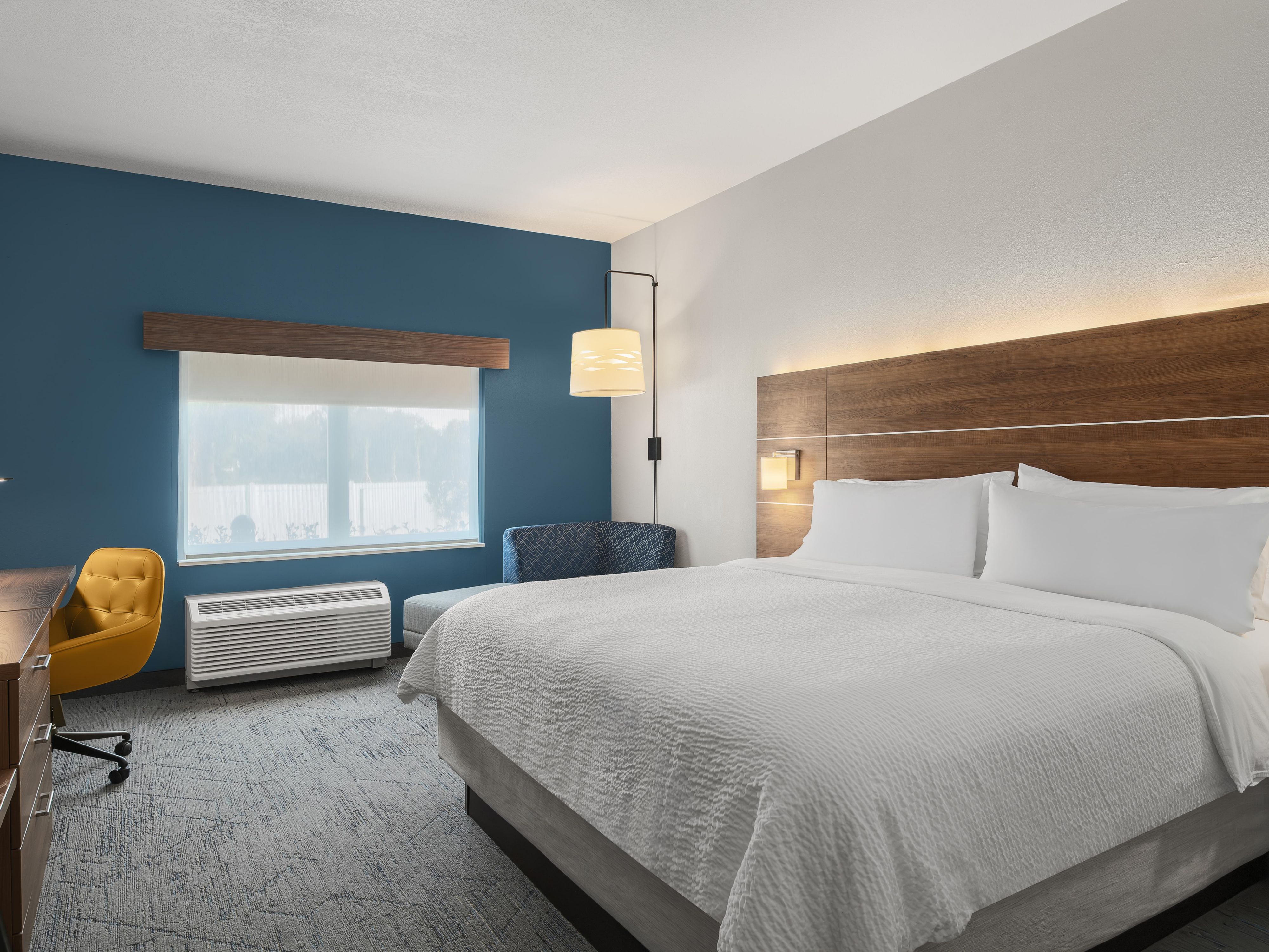 Kamar tamu dengan tempat tidur king