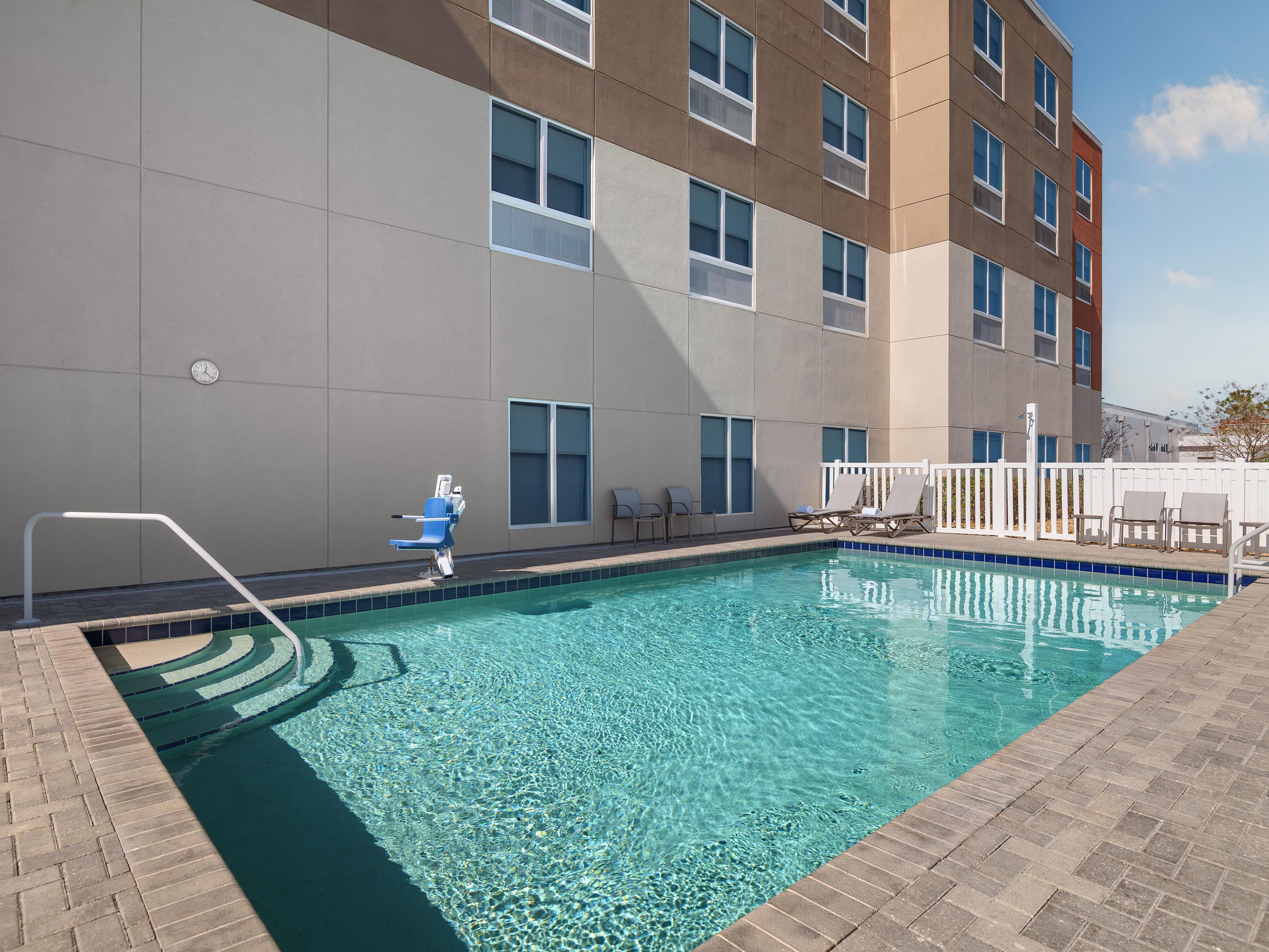 Kolam renang luar ruangan