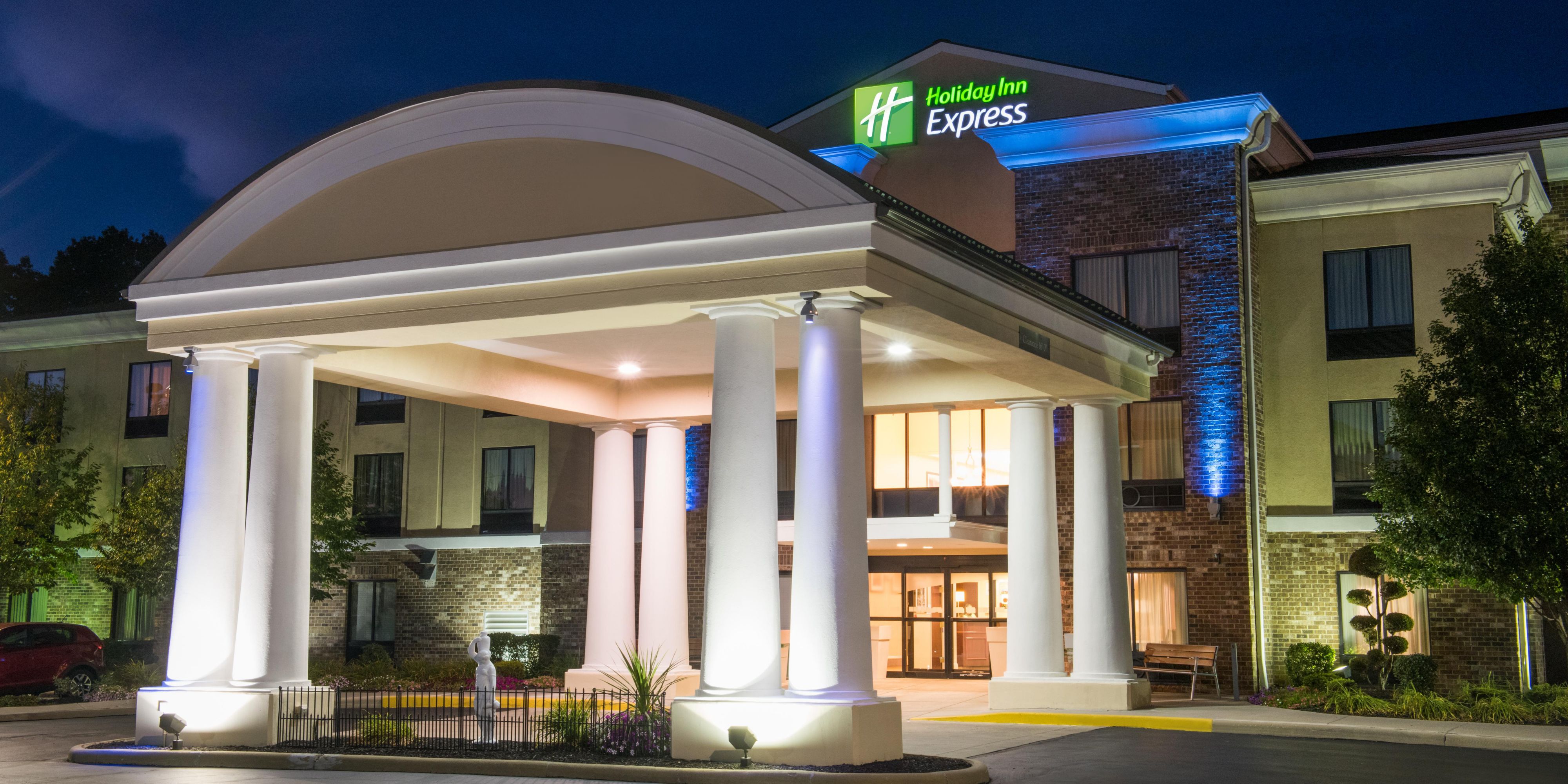 We apologize but due to limited space, our hotel cannot accept vehicles or trailers that do not fit in a 9.5' X 16' parking space.