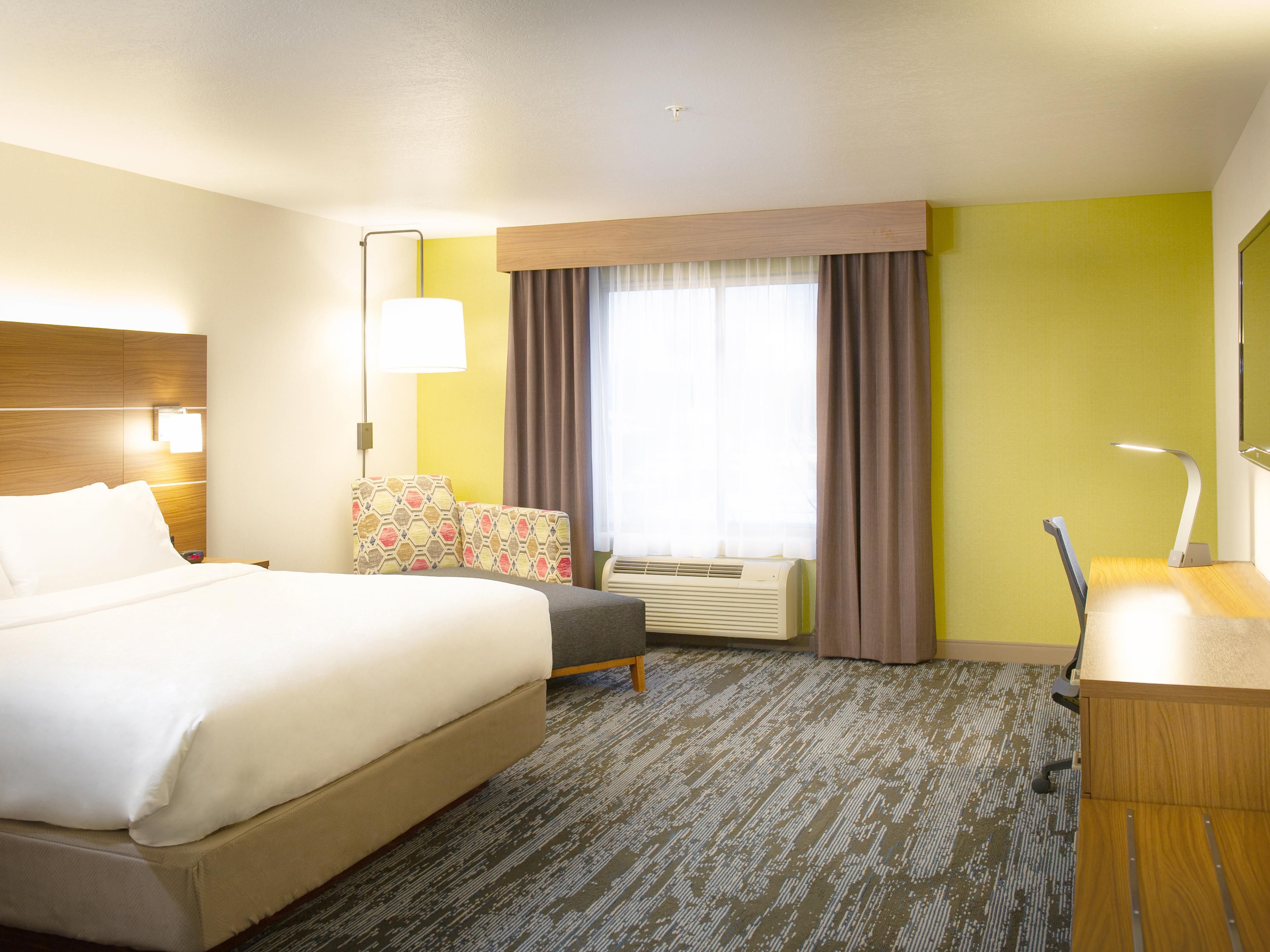 King Bedded Guestroom featuring sitting area