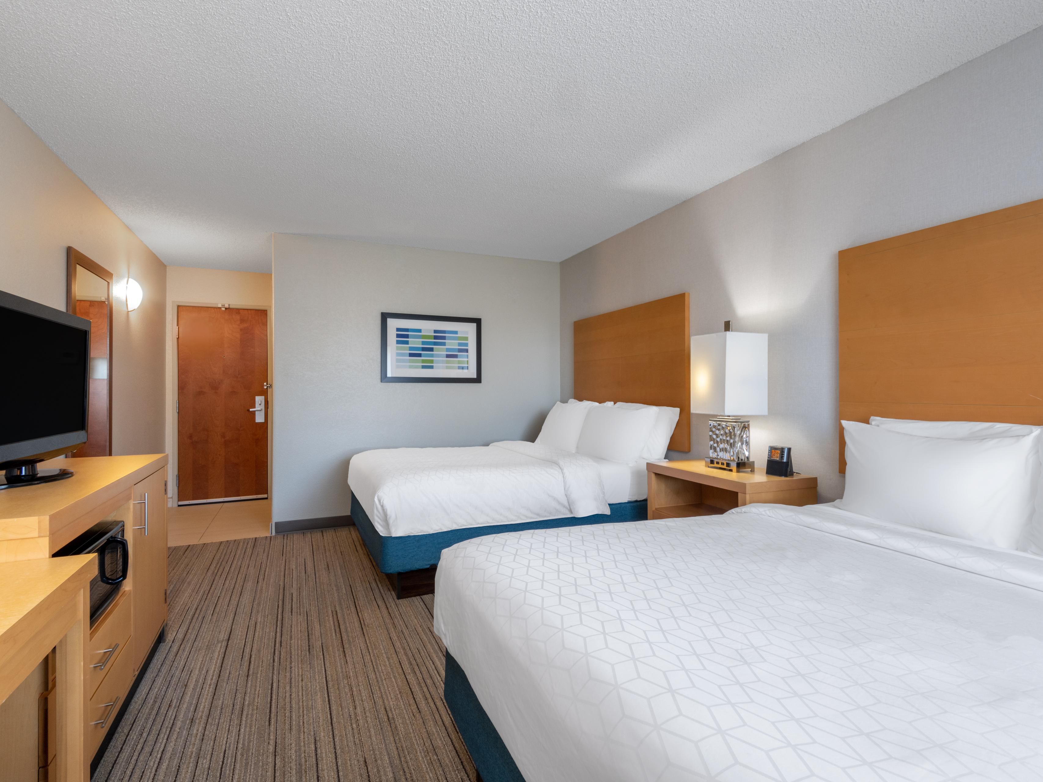 Two queen-size beds, ideal for families and group travelers.