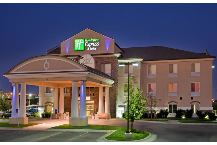 Holiday Inn Express & Suites Wichita Airport