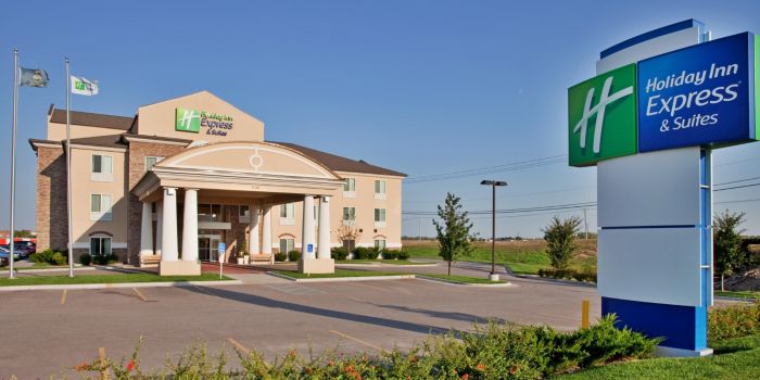 Holiday Inn Express & Suites Wichita Airport