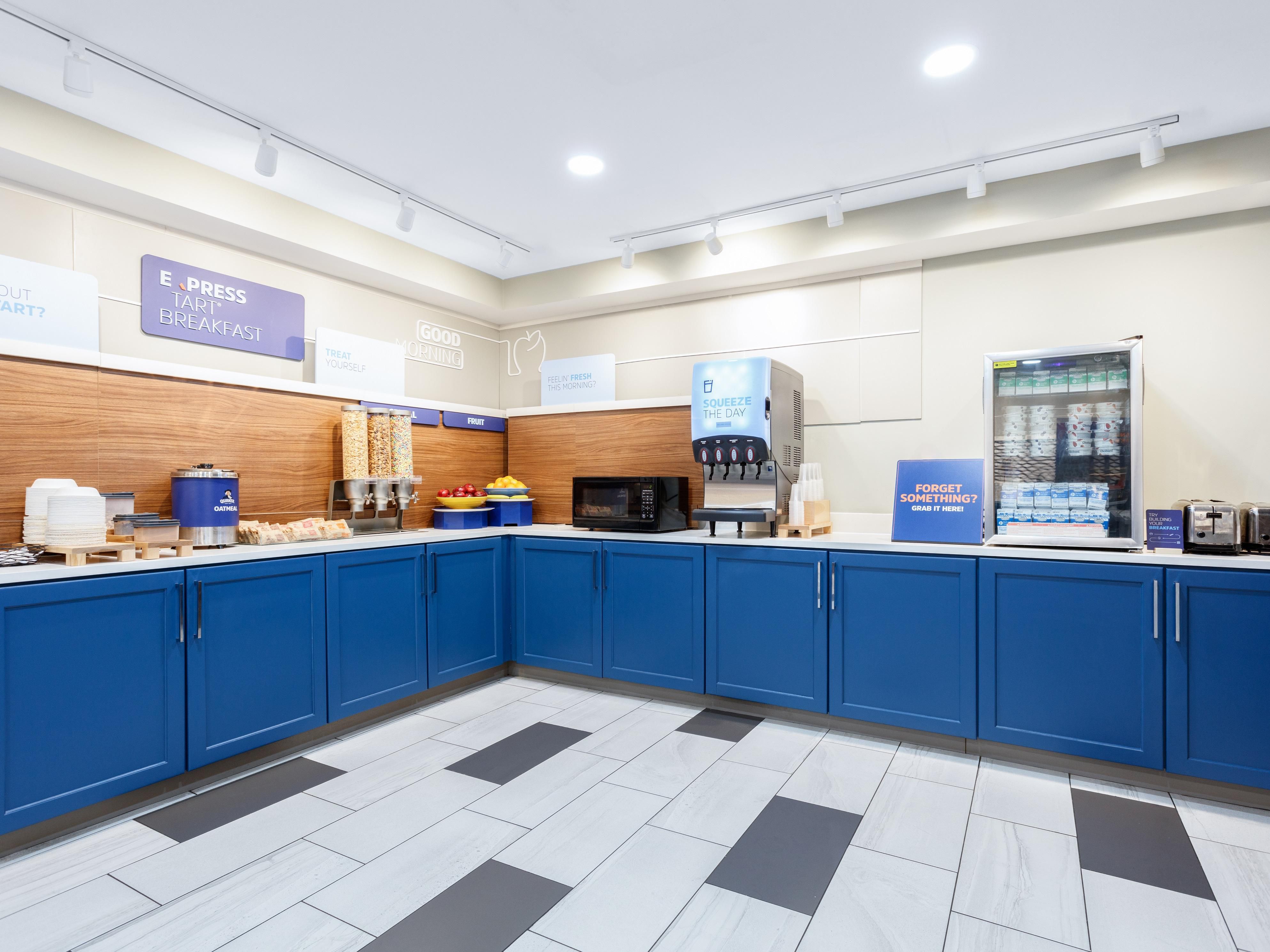 Fuel your Williamsburg adventure with our fresh, hot, complimentary breakfast. Our Express Start Breakfast Bar features a variety of hot and cold items, from savory sausage and fluffy omelets to fresh fruit and decadent cinnamon rolls. Pair your meal with fresh coffee for the perfect morning pick-me-up.