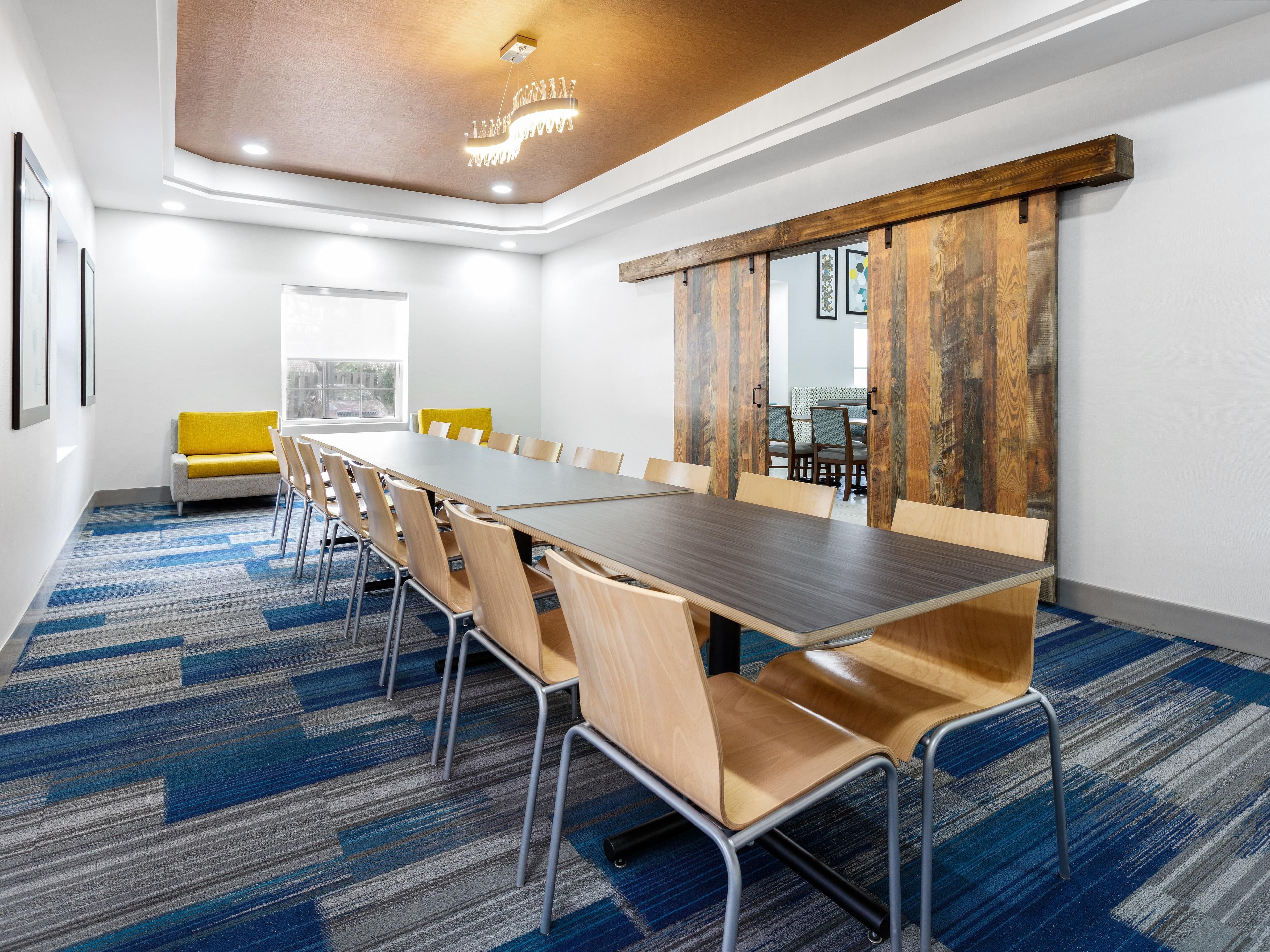 With 442 square feet of stylish space, our renovated meeting room is ideal for up to 35 guests, making it the perfect place for brainstorming sessions, team meetings, and collaborative discussions. Make your meetings memorable and your events exceptional.