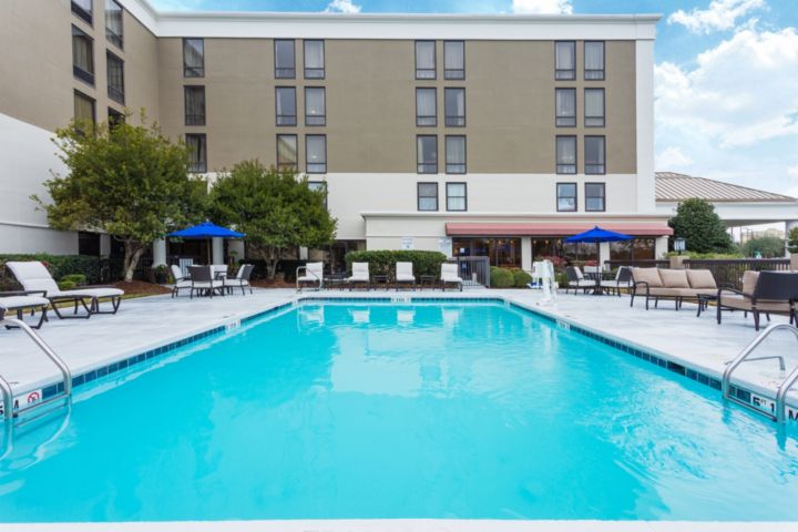 Holiday Inn Express & Suites Wilmington-Unive