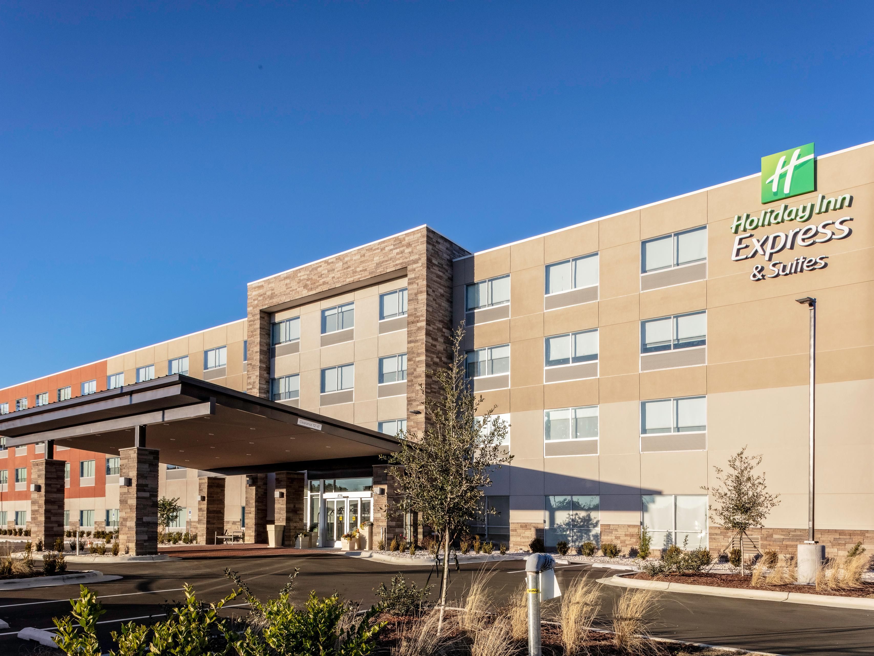 Experience the best of Wilmington with our centrally located hotel in the heart of the medical district. Enjoy easy access to NHRMC and UNCW and stay close to key medical and educational facilities. Perfect for business travelers and visitors, our location offers unmatched convenience and comfort.