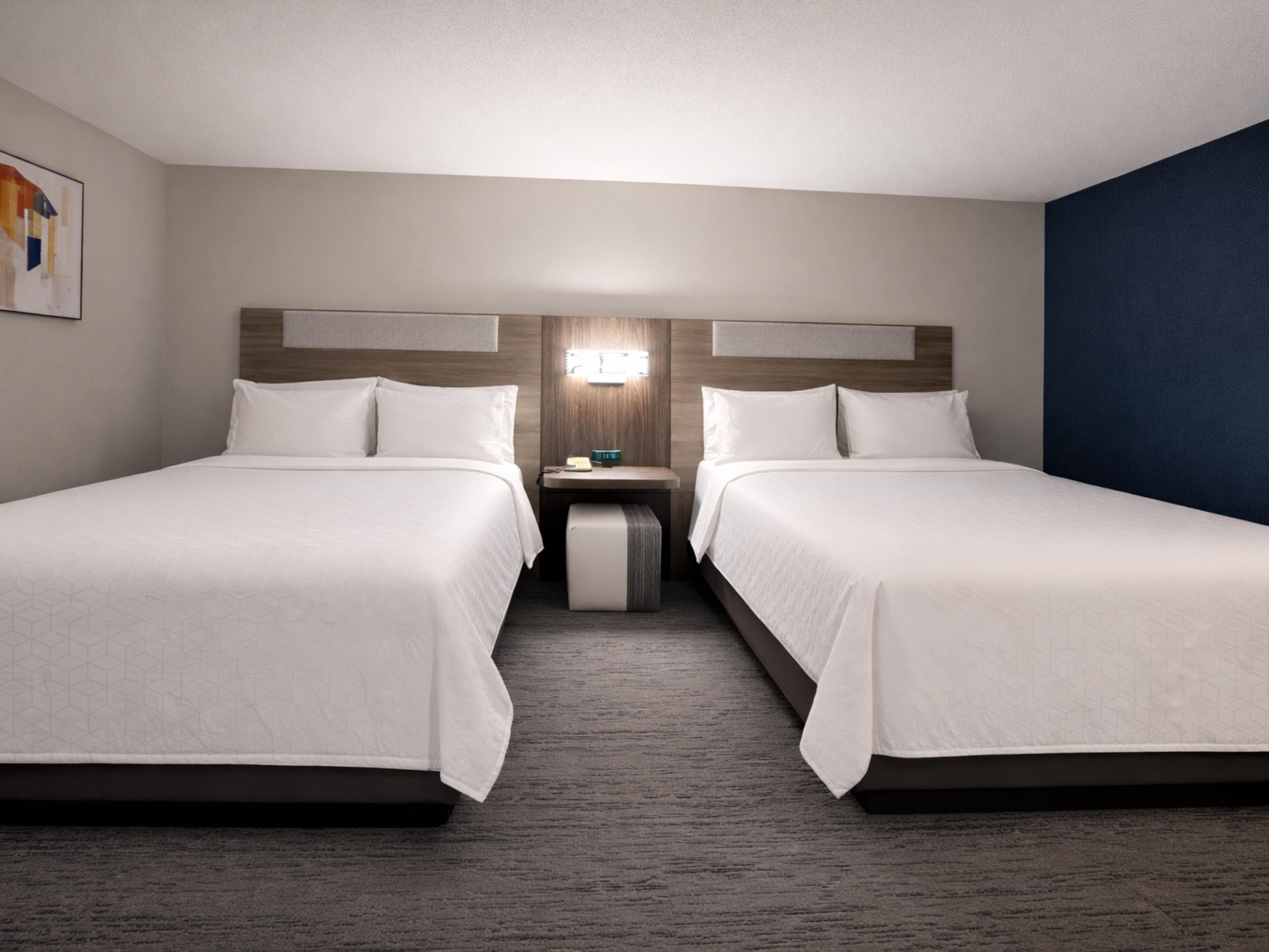 A functional, comfortable room ideal for work and rest.