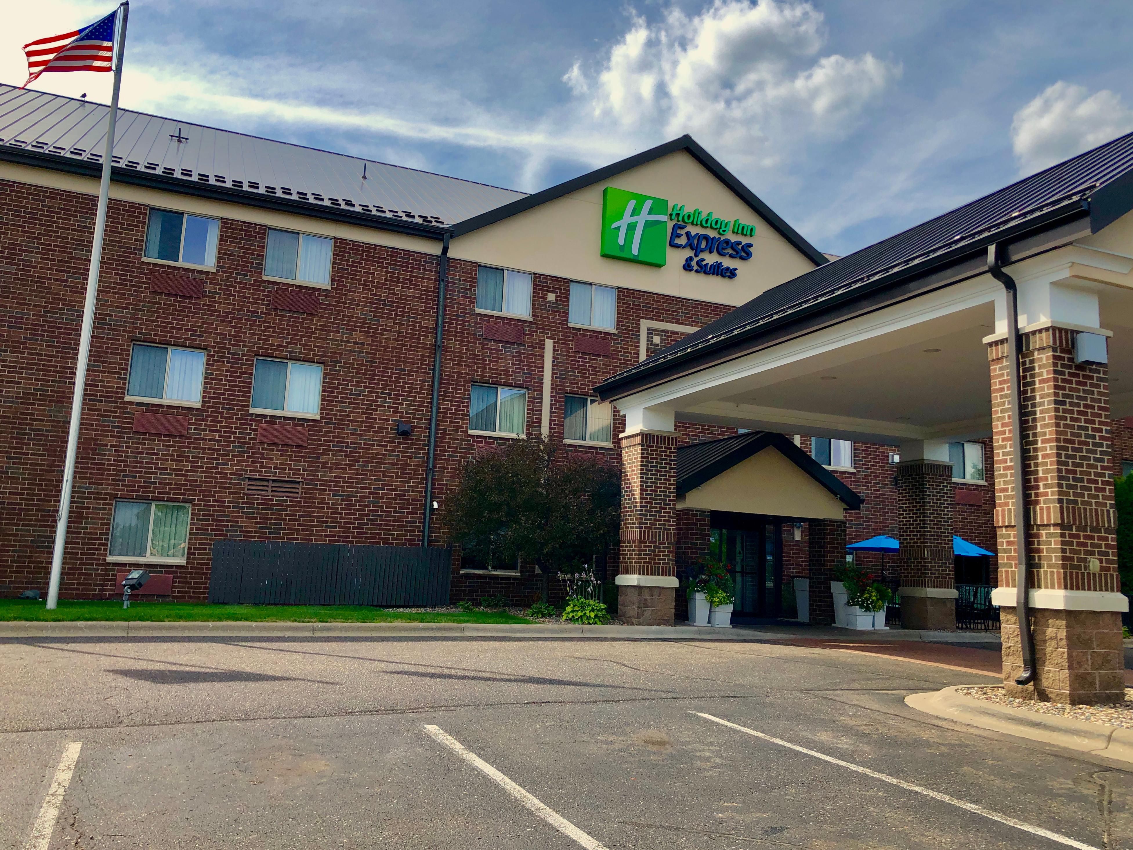 We understand that some family members have four legs, which is why we welcome your pets with the same commitment to quality care. We allow two dogs per room for a USD 25 nightly pet fee. So, bring your furry friend along for a tail-wagging good time in Woodbury!