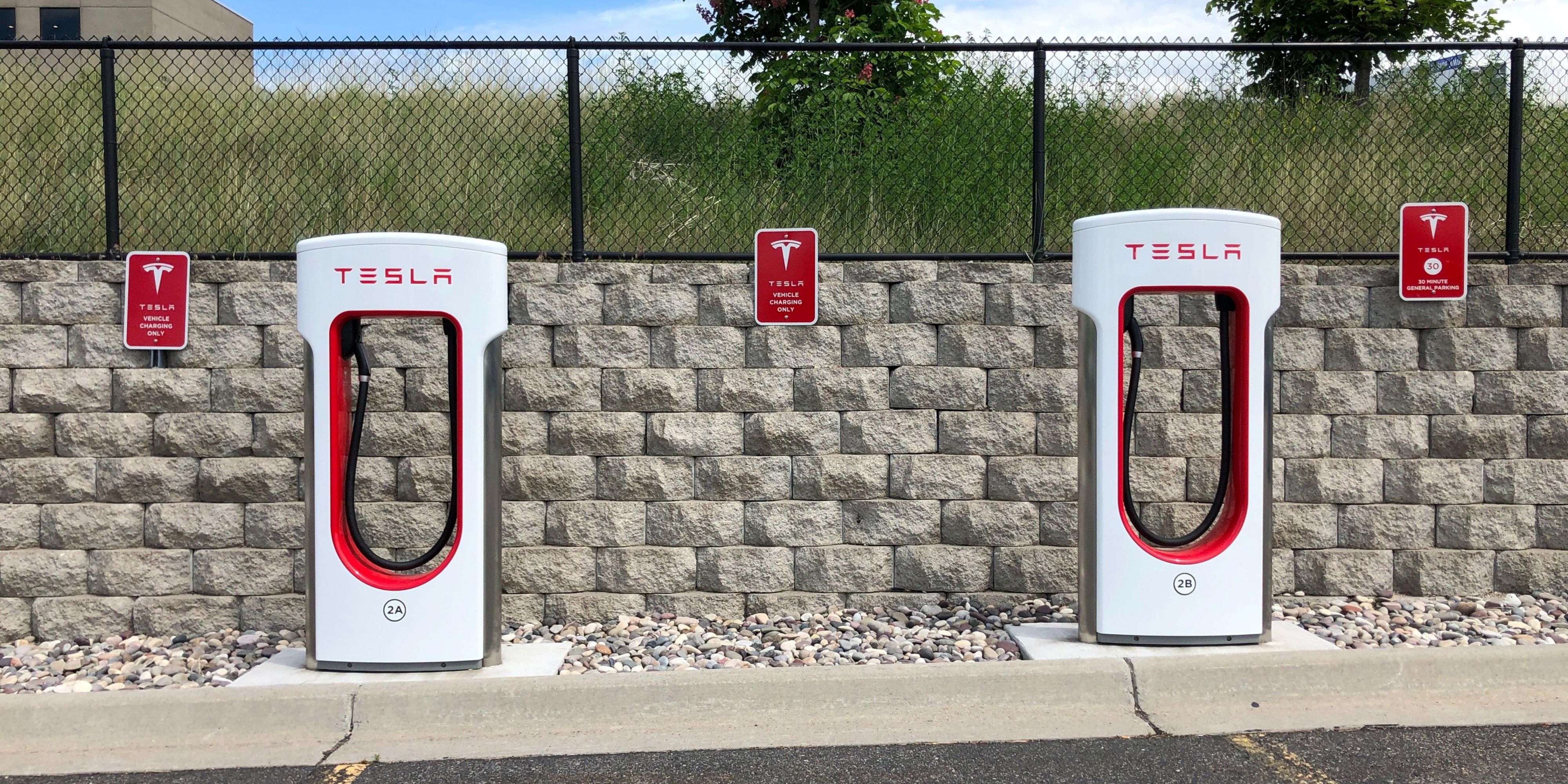 We offer 6 Supercharge stations available 24/7 and with up to 120kW for your charging needs. 