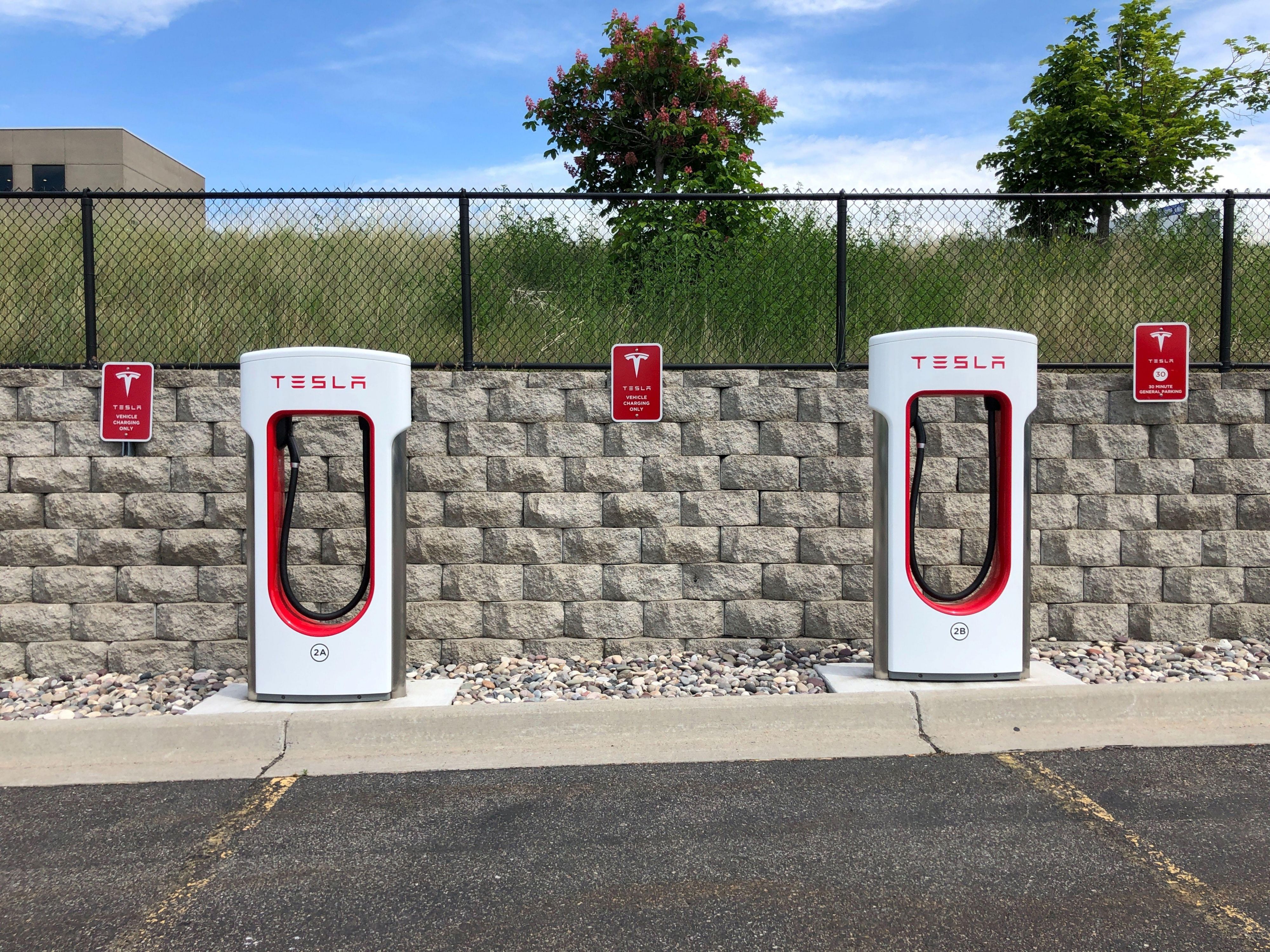 We offer 6 Supercharge stations available 24/7 and with up to 120kW for your charging needs. 
