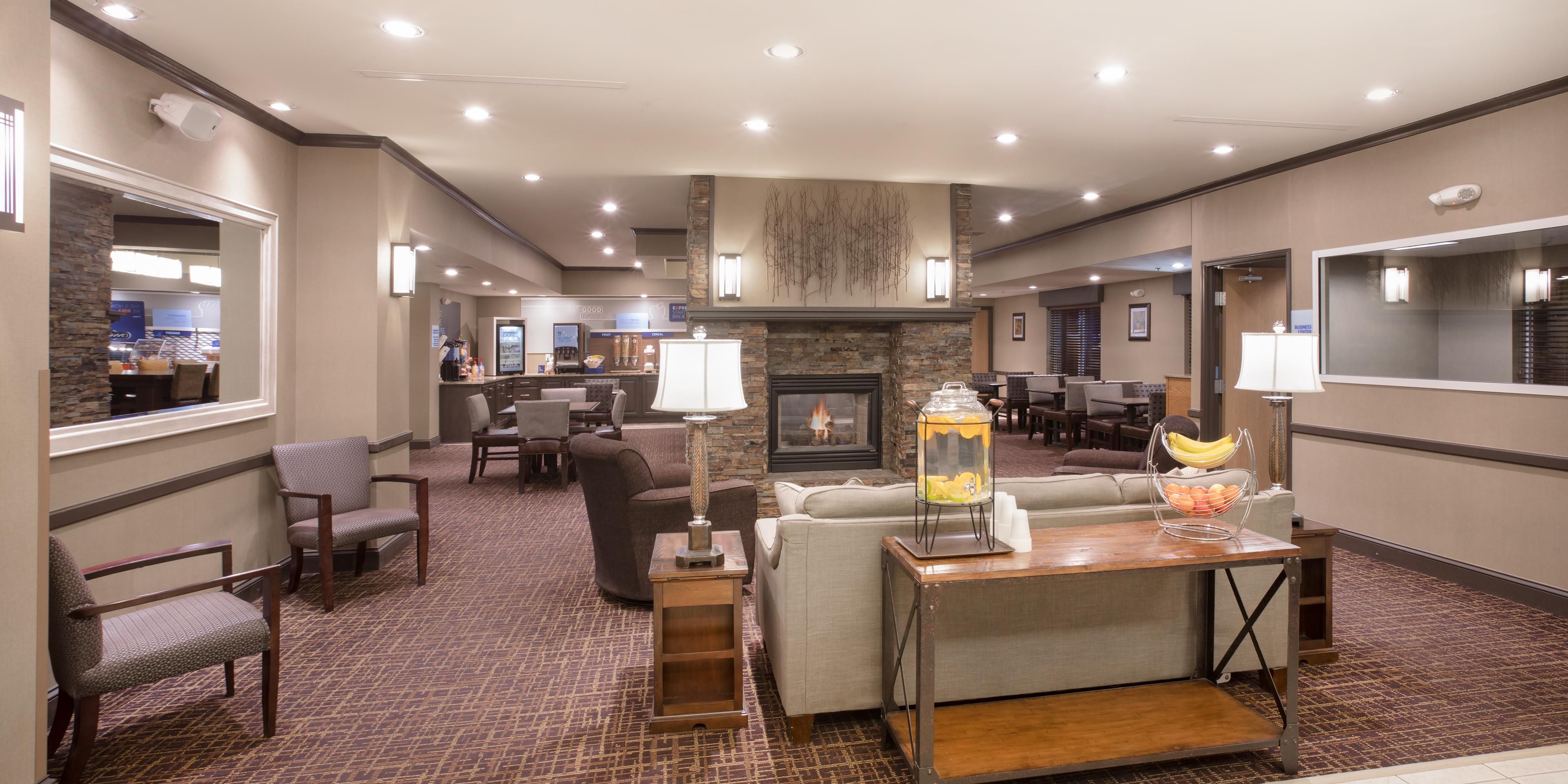Enjoy free beer & wine Monday through Thursday from 5:15pm - 7:15pm in our lobby.  Relax by the fireplace, or enjoy other guest's company during your weekday travels.