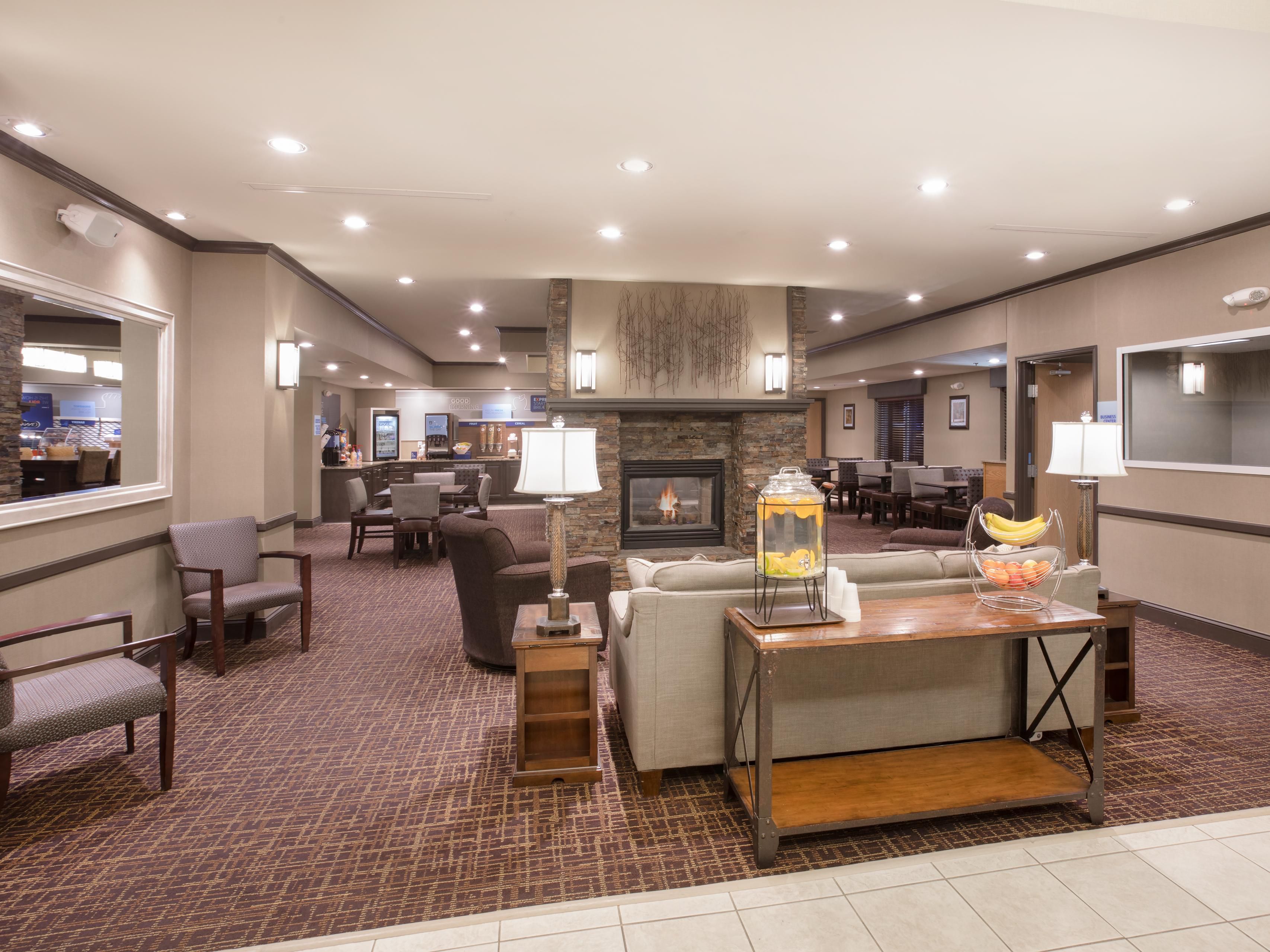 Enjoy free beer & wine Monday through Thursday from 5:15pm - 7:15pm in our lobby.  Relax by the fireplace, or enjoy other guest's company during your weekday travels.