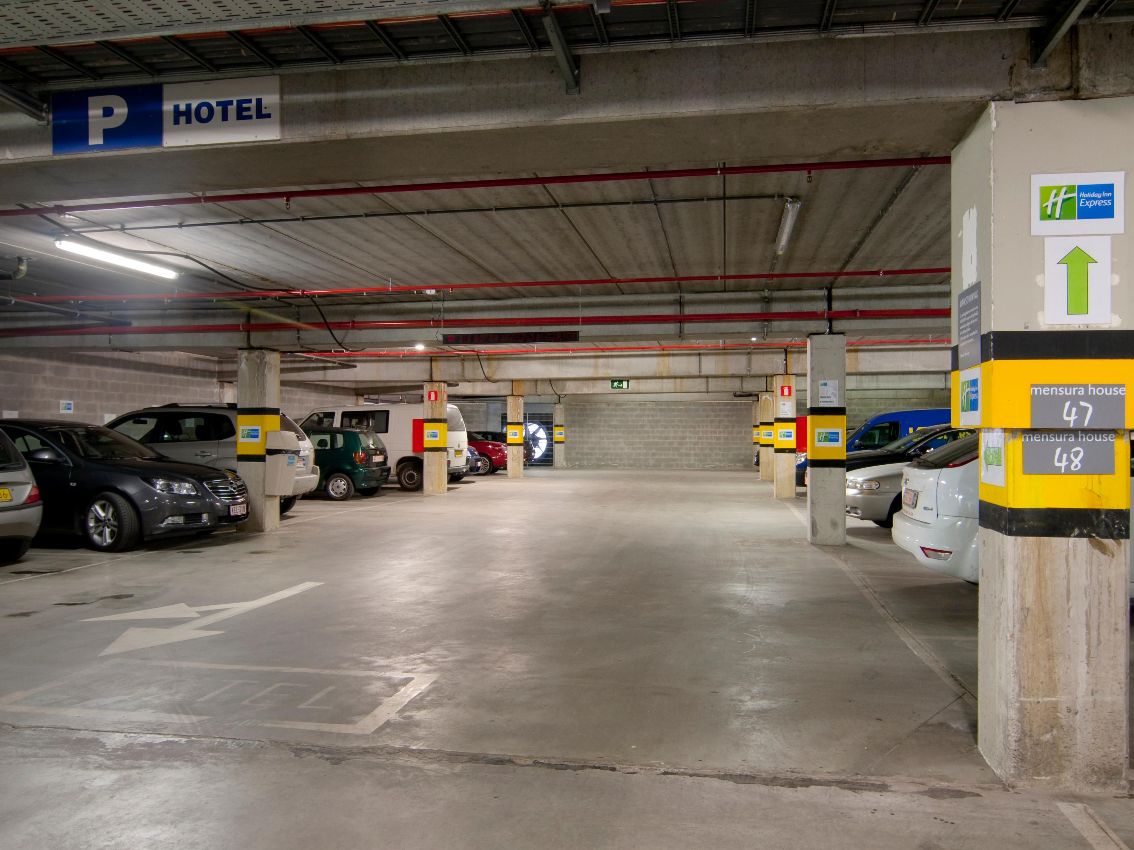 Parkir pribadi di bawah Holiday Inn Express Antwerpen