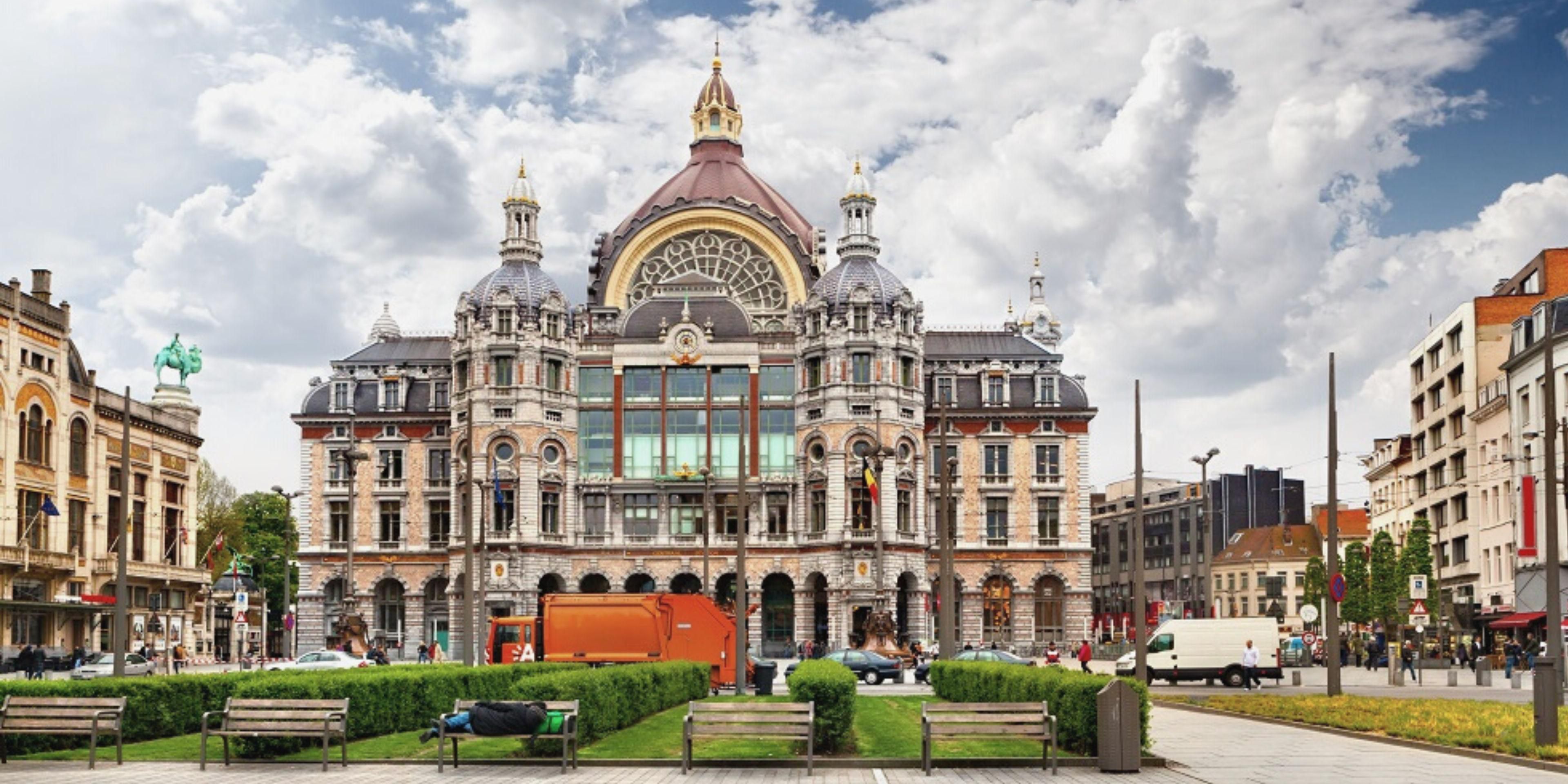Wist je dat het station Antwerpen-Centraal één van de mooiste stations ter wereld is?
Holiday Inn Express Antwerpen – City Centre ligt op minder dan 10 minuten wandelen van dit majestueuze gebouw en biedt talloze verbindingen naar grote Europese steden en de internationale luchthaven van Brussel. Zeker een bezoekje waard!