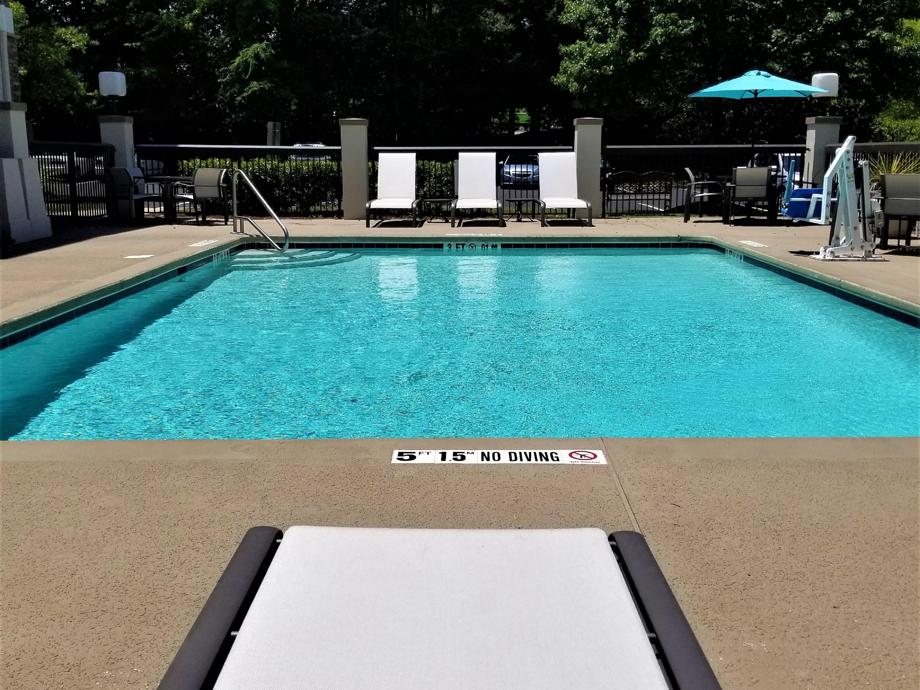 ¡La espectacular piscina al aire libre de temporada ofrece una forma divertida y fresca de combatir el calor y tomar sol!