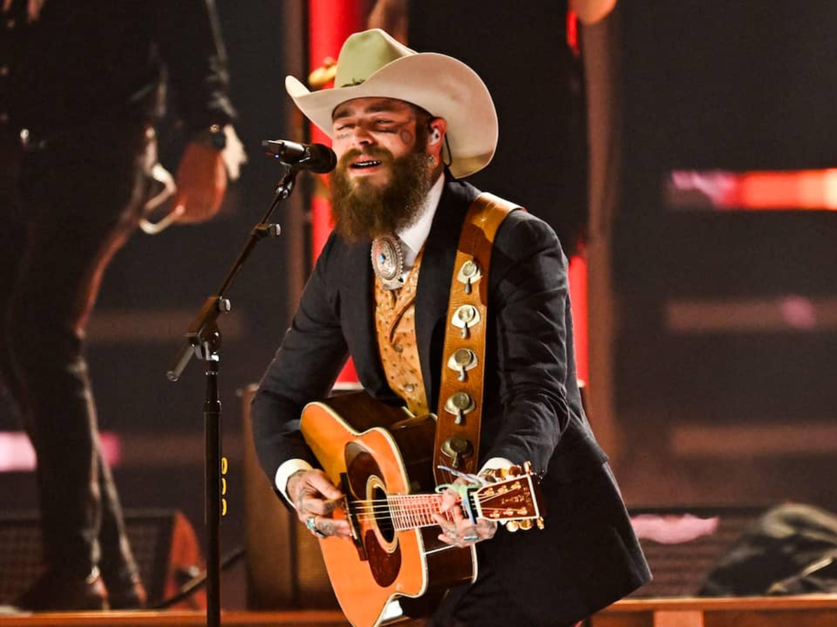 Nine-time diamond-certified and Grammy Award-nominated global superstar Post Malone is coming to GelreDome in Arnhem on Tuesday, September 9. Don’t miss it, visit the show and enjoy a comfortable stay at our nearby hotel afterward.