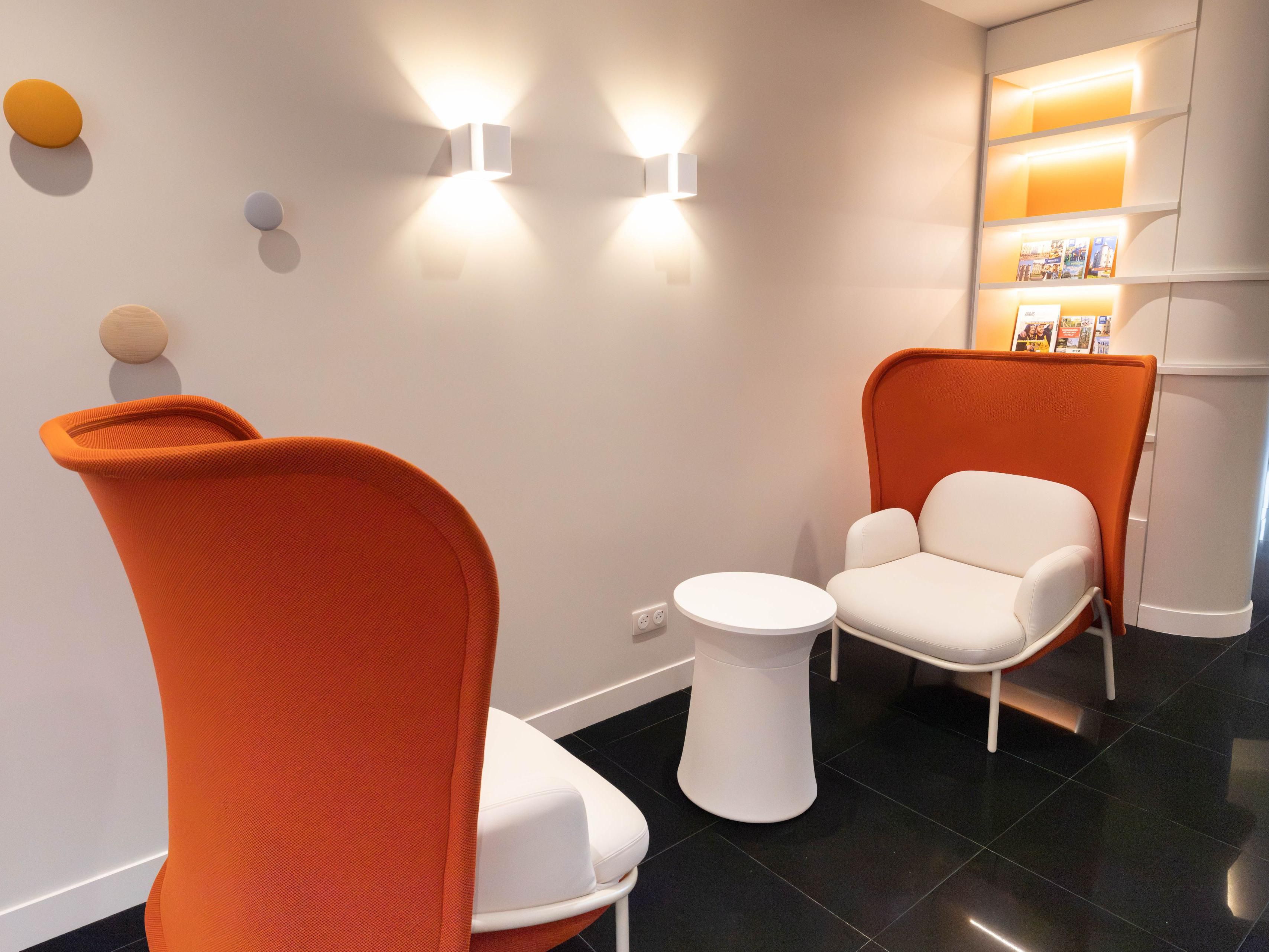 Espace cosy du lobby d’hôtel moderne, design et confort chic