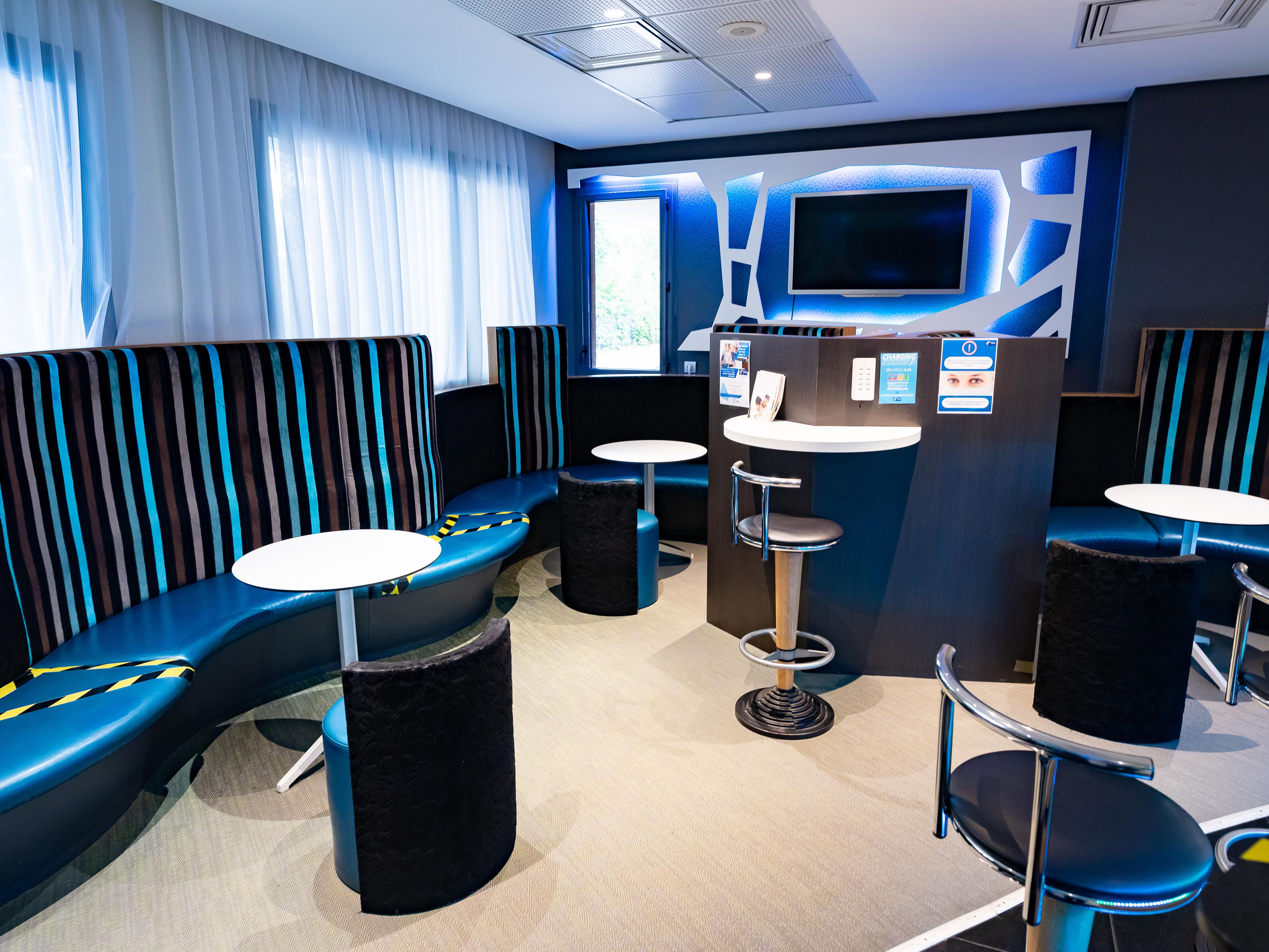 free high speed internet wifi & USB charging station for working