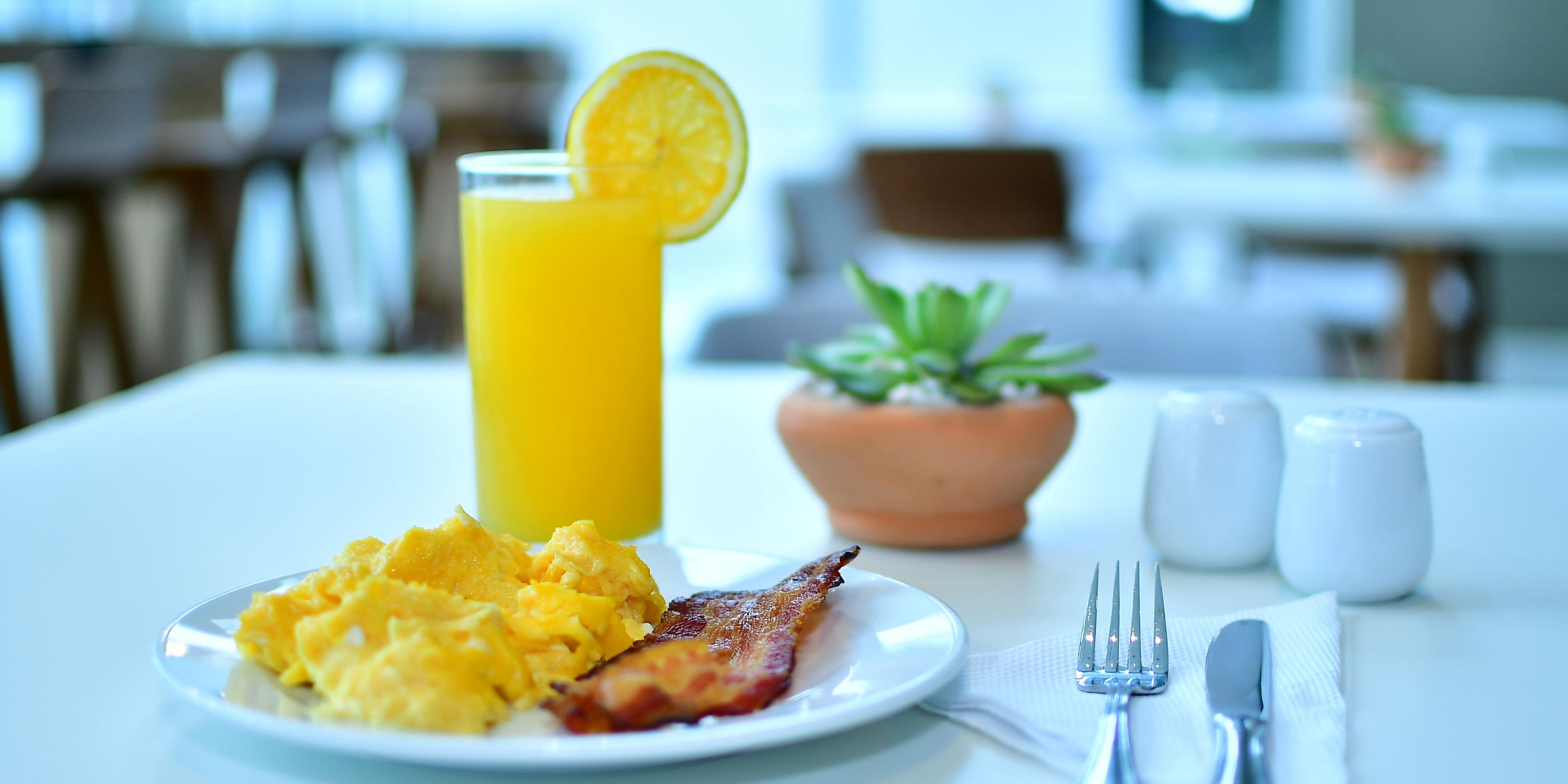Start your day with our free Express Start Breakfast, which includes: scrambled eggs, bacon, sausages, 3 options of regional dishes, bread station, fruits, cereal station, varieties of juices, coffee and tea.  Offered from 06:00 AM to 10:30 AM