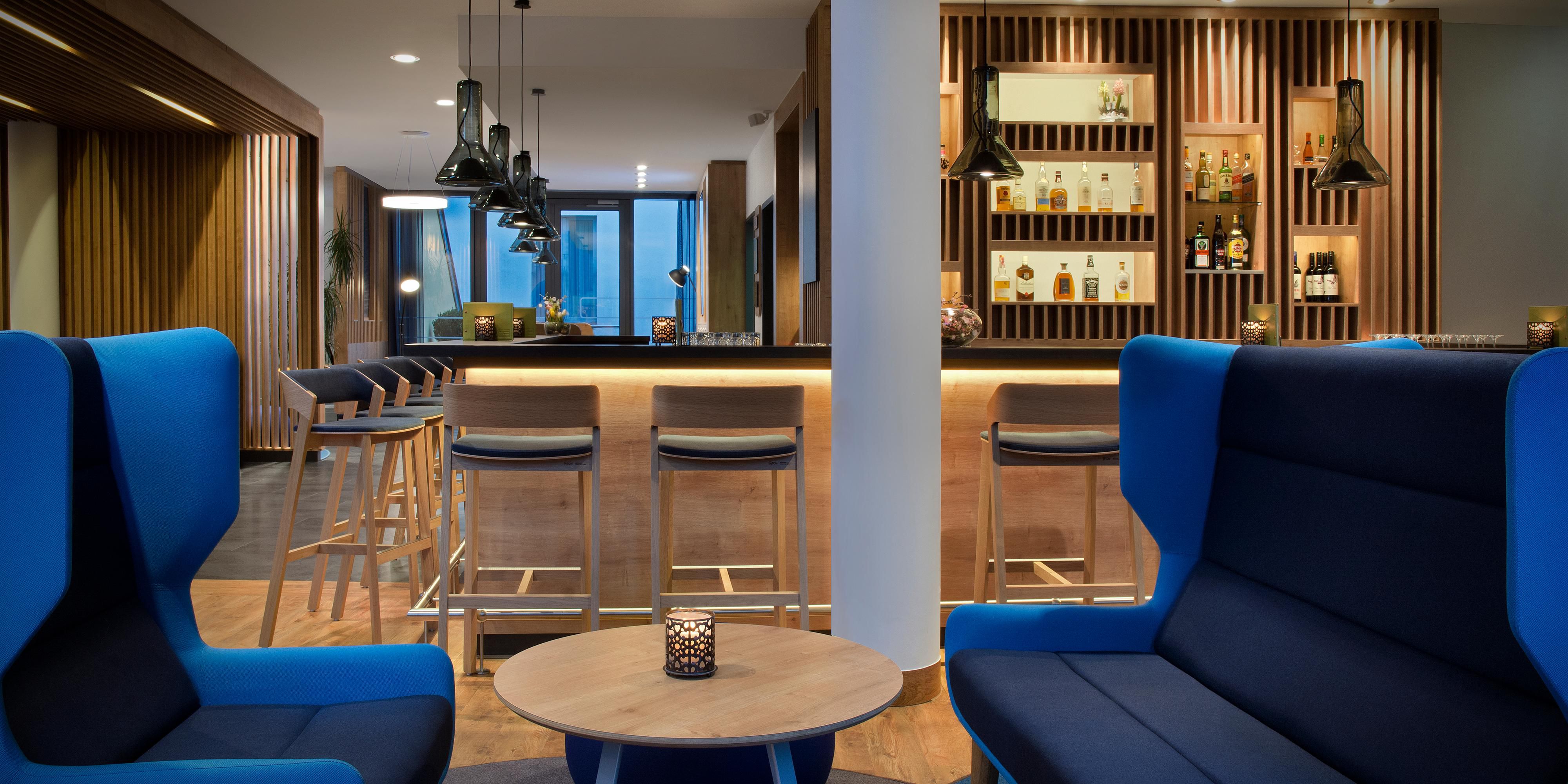 Our hotel bar is a relaxed meeting place for a friendly get-together. Enjoy a refreshing soft drink, a freshly brewed coffee, a cool beer or a fruity cocktail in our bar in the Holiday Inn Express Baden-Baden.