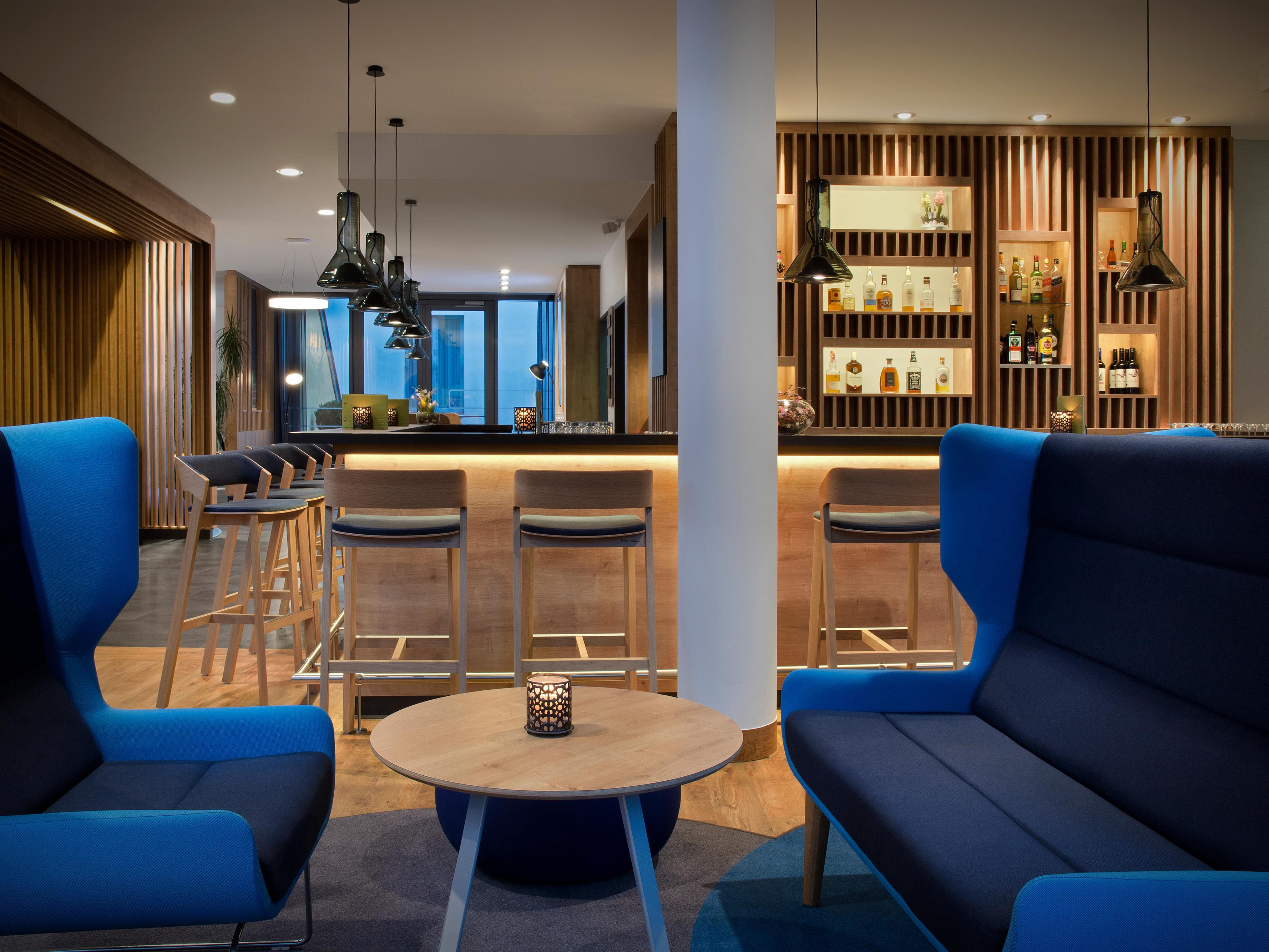 Our hotel bar is a relaxed meeting place for a friendly get-together. Enjoy a refreshing soft drink, a freshly brewed coffee, a cool beer or a fruity cocktail in our bar in the Holiday Inn Express Baden-Baden.