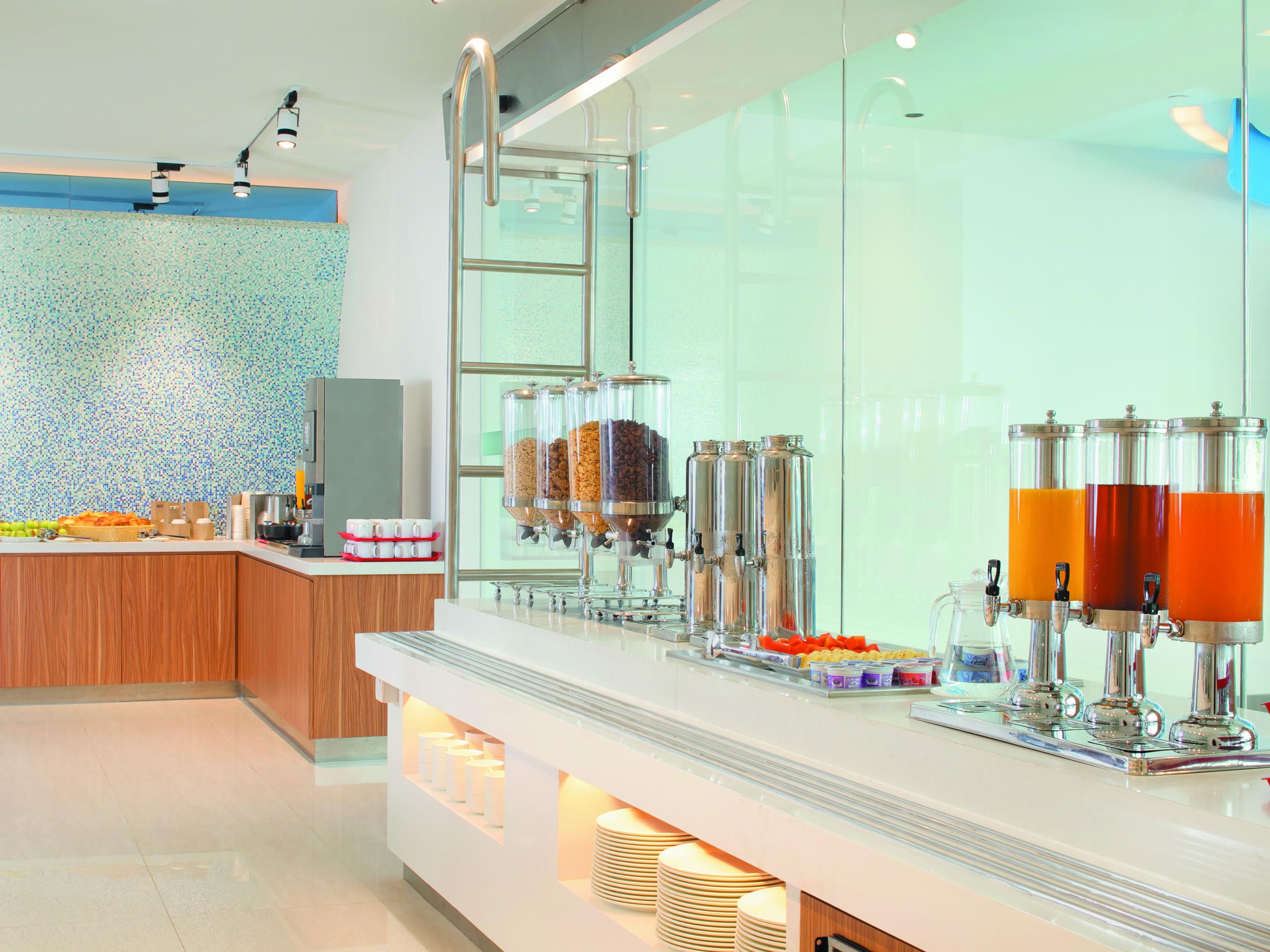 The Express Start Breakfast offers a full range of breakfast items. It is served here from 6:30am to 10:30am, with a Grab & Go option for those in a hurry. The breakfast is free for all our guests!