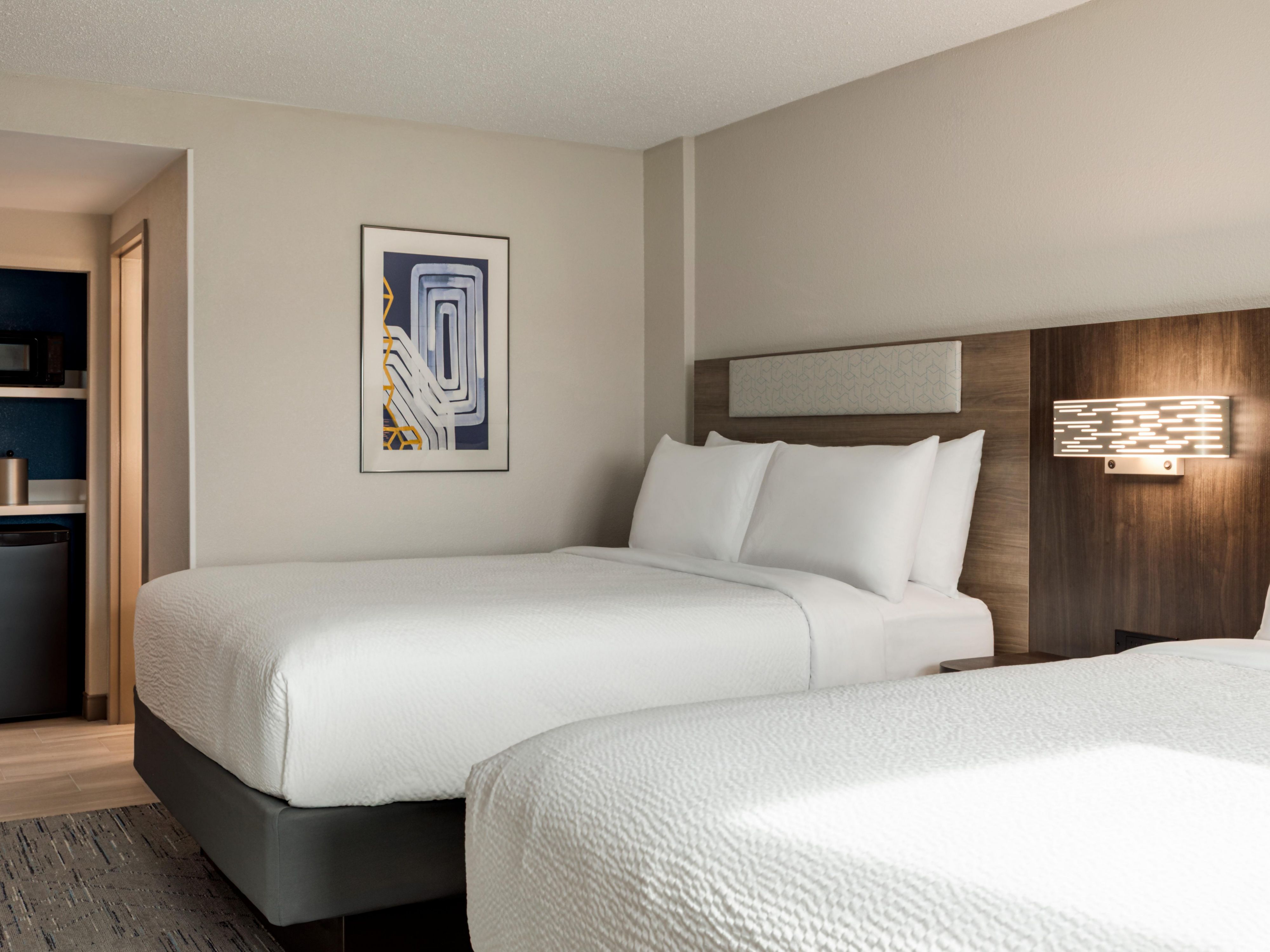 Discover a modern Baltimore hotel experience in our newly renovated guest rooms with mini-fridges, plush bedding, and contemporary décor. A fresh stay just minutes from the stadiums and Inner Harbor.