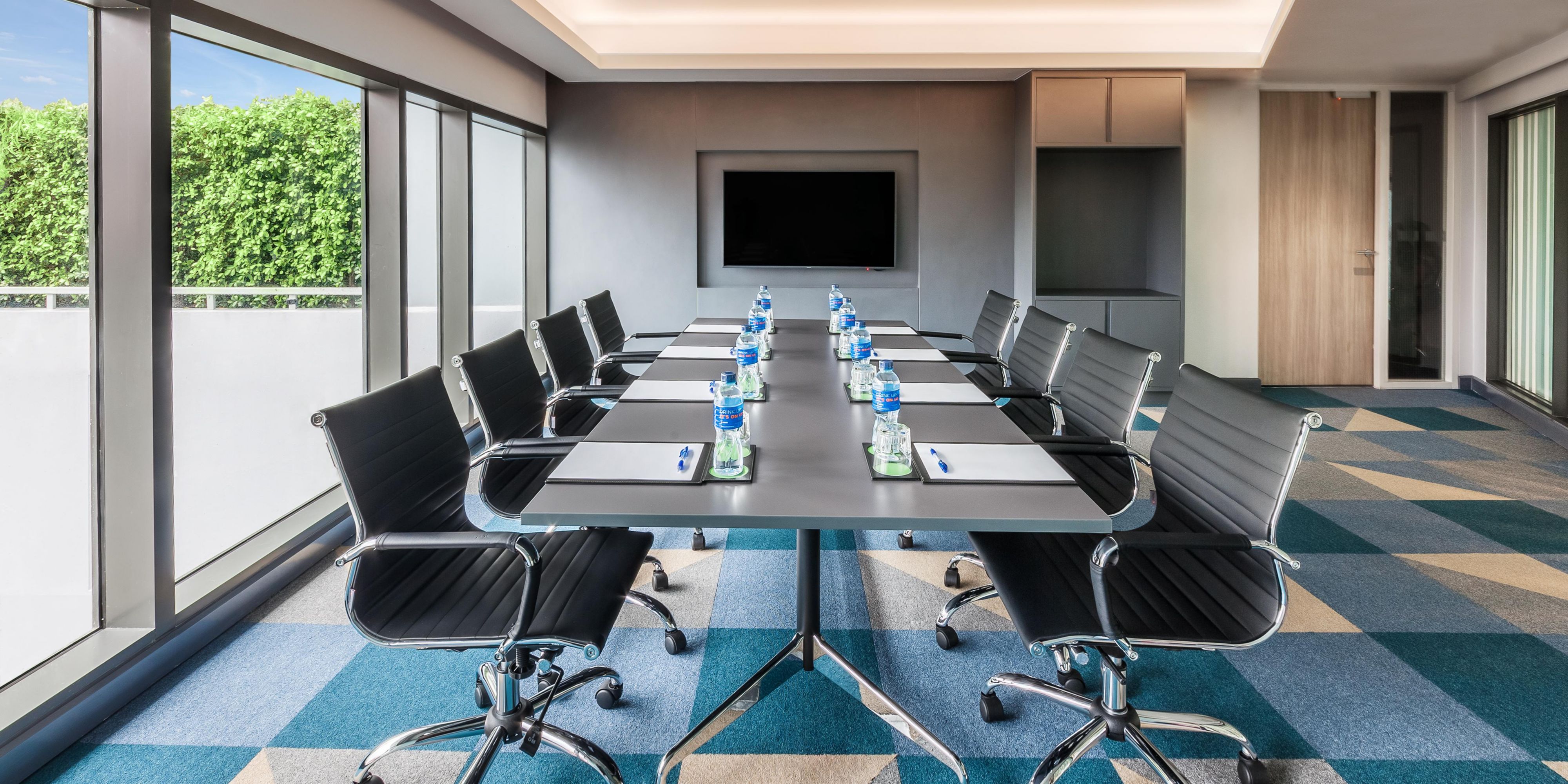 Ideal small meeting venue in Bangkok. Natural daylight, well-equipped with 75" LCD TV, flip charts, projector, and whiteboard. Customizable setup options. Expectations exceeded by our professional team.
