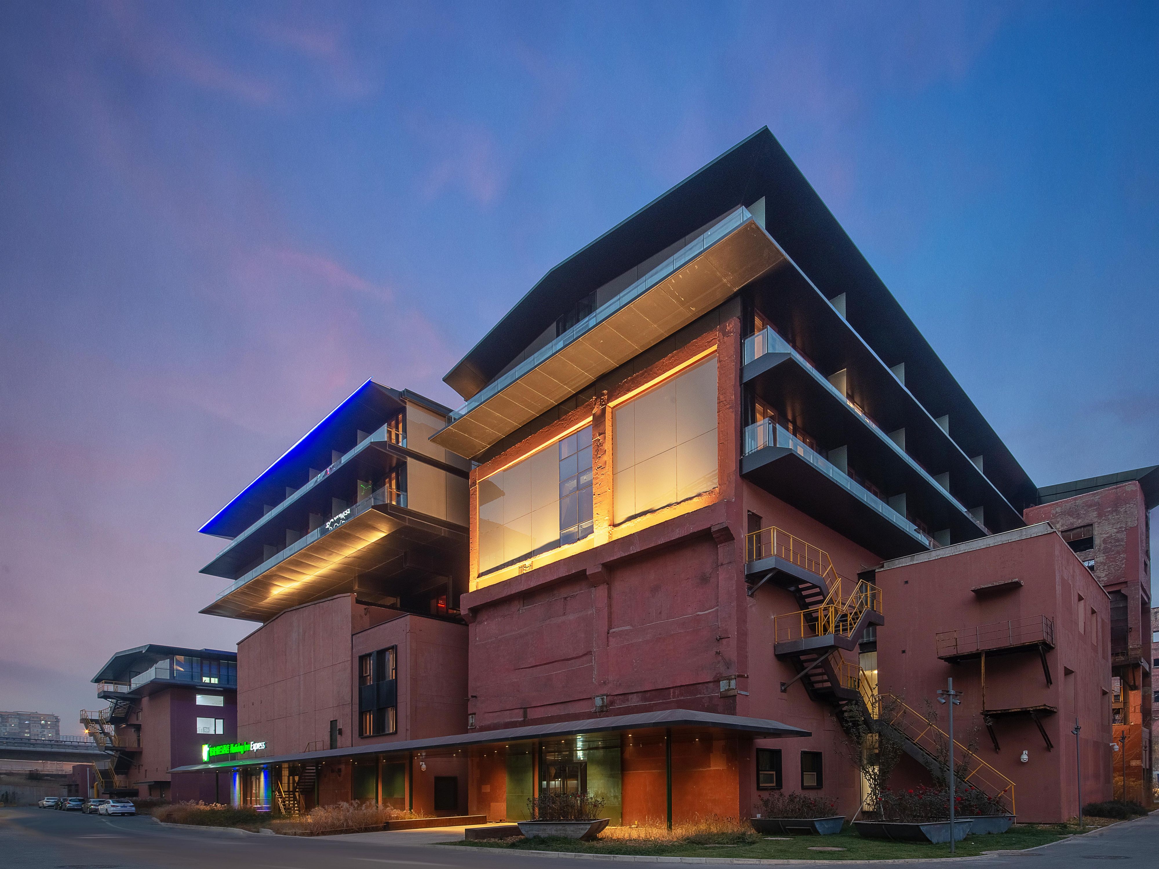 "الفندق من الخارج"