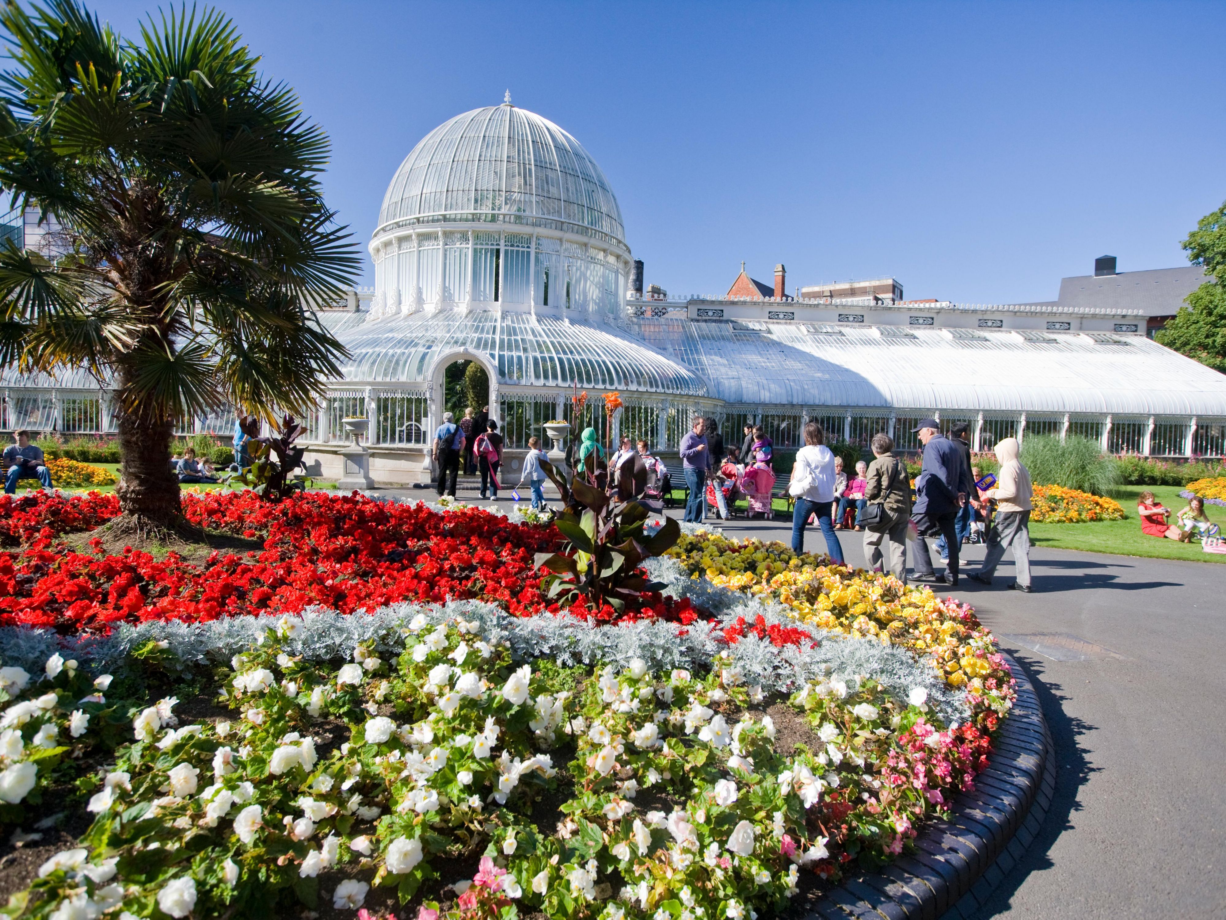 Located only a short drive away from the city centre of Belfast, the Queen's University area boasts the beautiful Botanic Gardens, the bustling Botanic Avenue, and of course the famous Queen's University. By staying with us, you will be only a short walk away from these iconic spots and can easily make your way to the city centre.